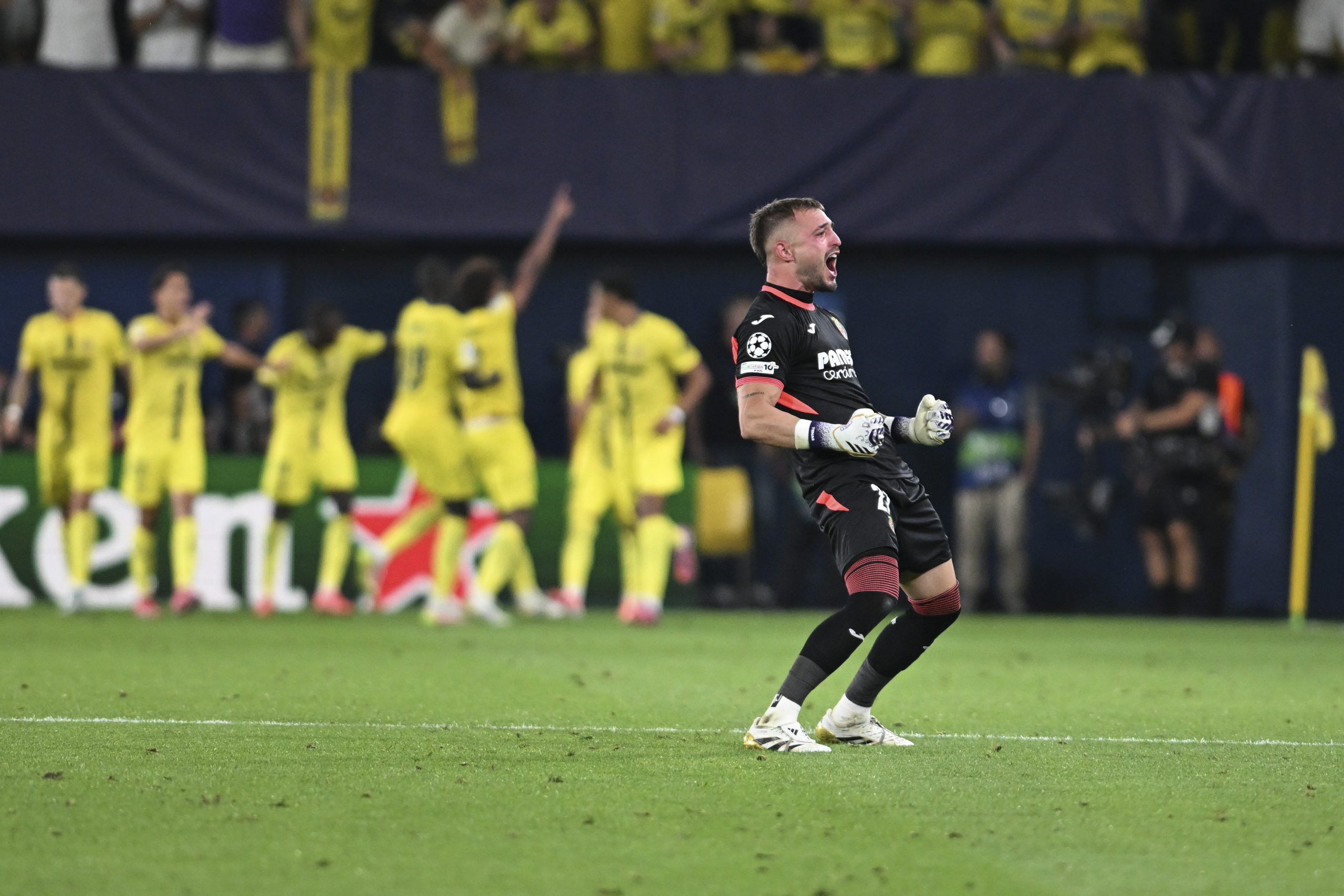 Arnau Tenas: De La Masia al Villarreal, un viaje de superación y ambición en la Liga Española