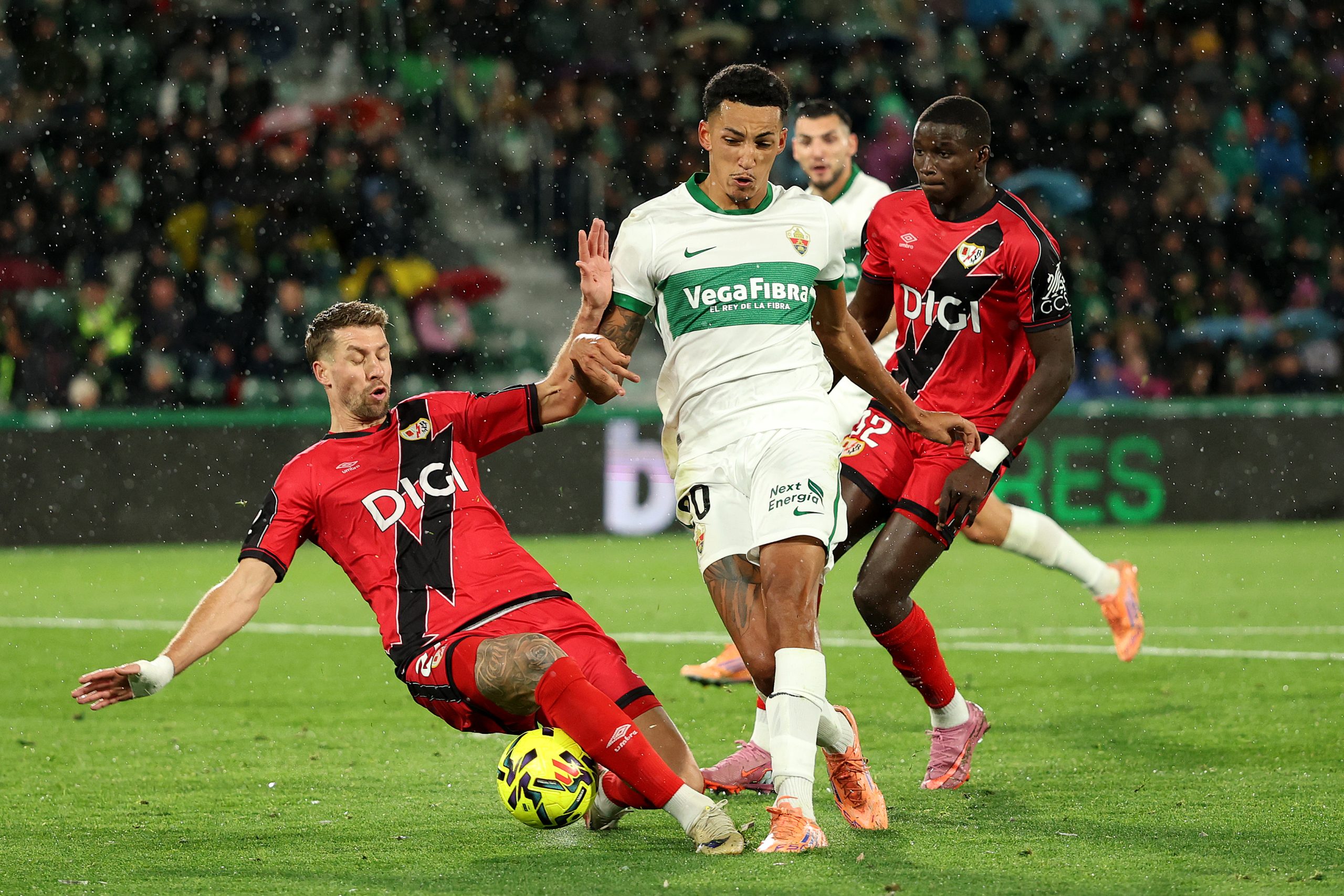 El Elche Brilla con un Impresionante 4-0 Frente al Rayo Vallecano: Un Final de Año Festivo