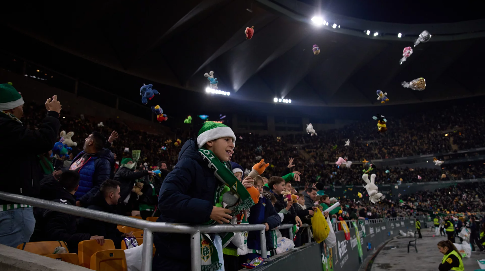 El Real Betis Rompe Récords en su Tradicional Lluvia de Peluches: Más de 25,000 Juguetes para Niños Necesitados