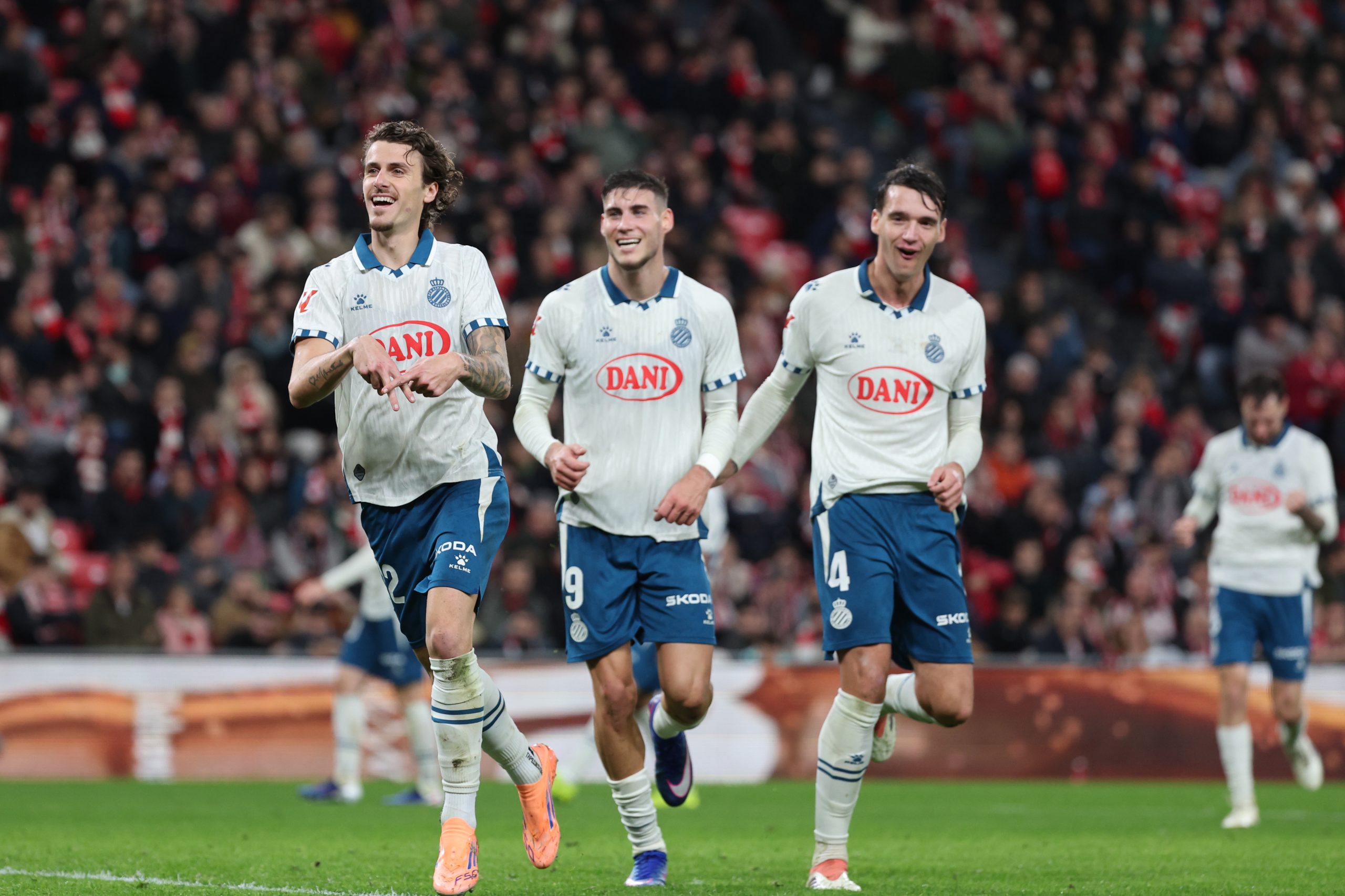 El Gran Impacto de Carlos Romero en el Éxito del Espanyol: ¡Un Lateral que Brilla en Defensa y Ataque!