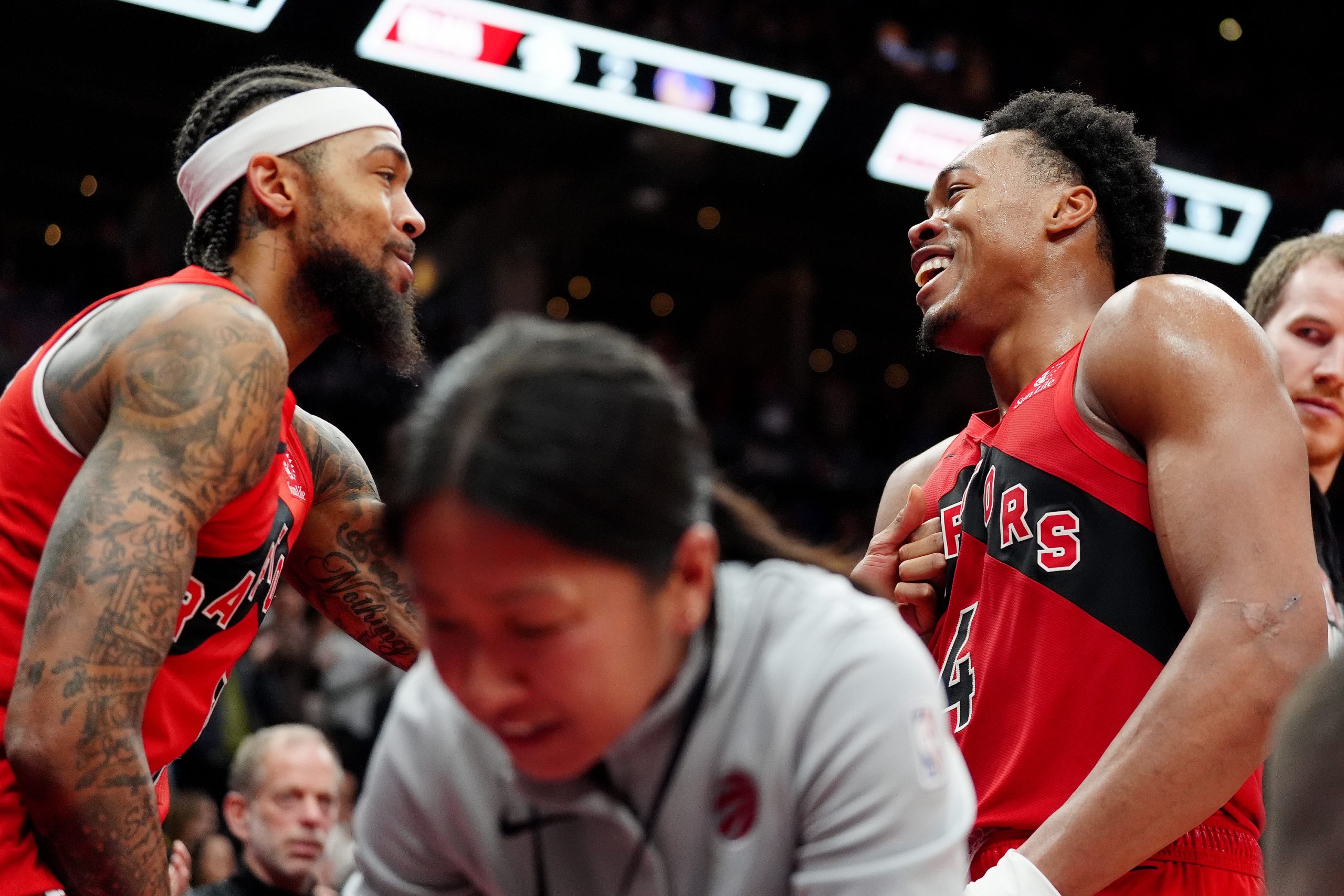 Kawhi Leonard y Scottie Barnes brillan en una jornada llena de emociones en la NBA