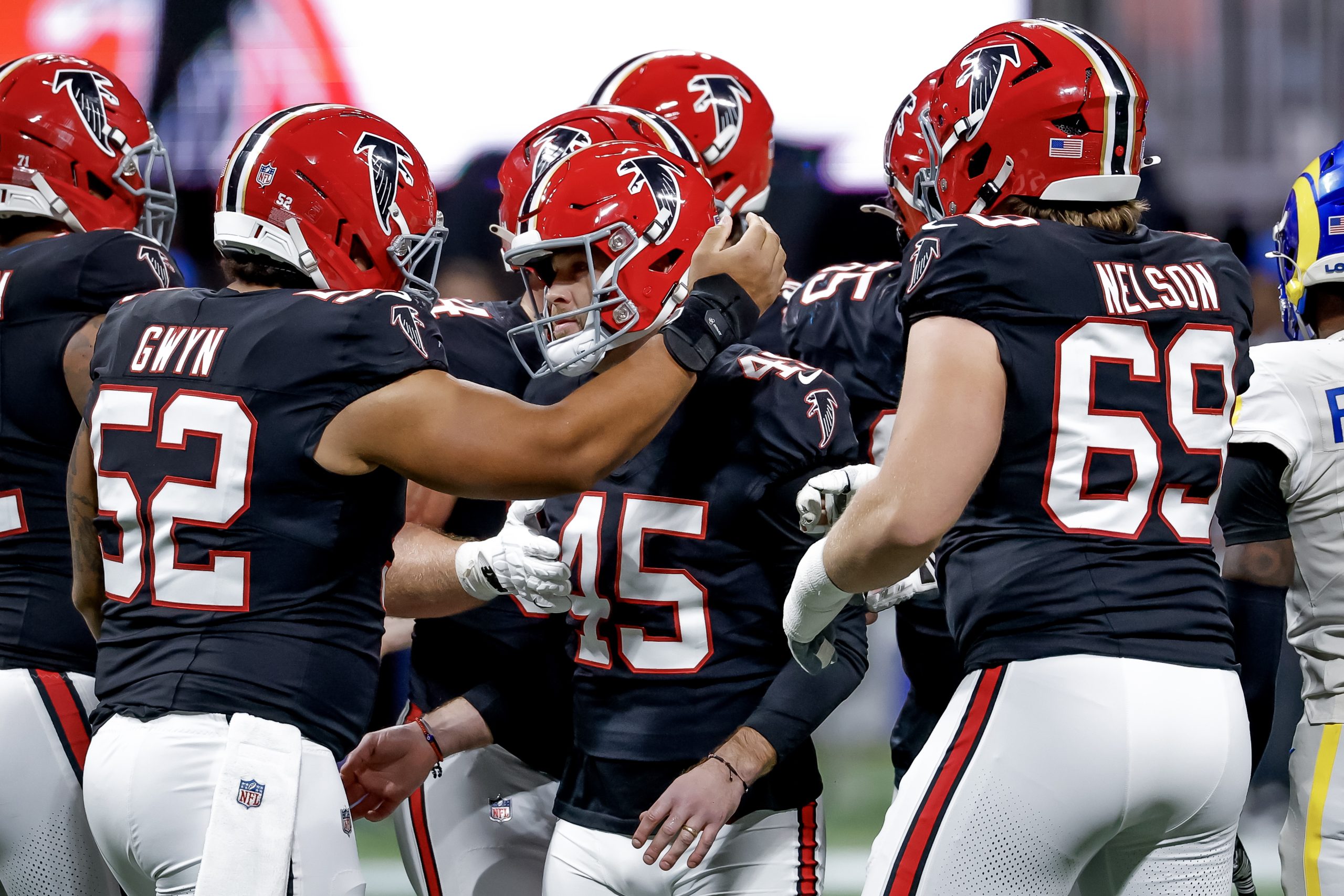 Atlanta Falcons Logran una Sorpresa Inesperada: Derrotan a Los Angeles Rams por 27-24 en un Partido Emocionante