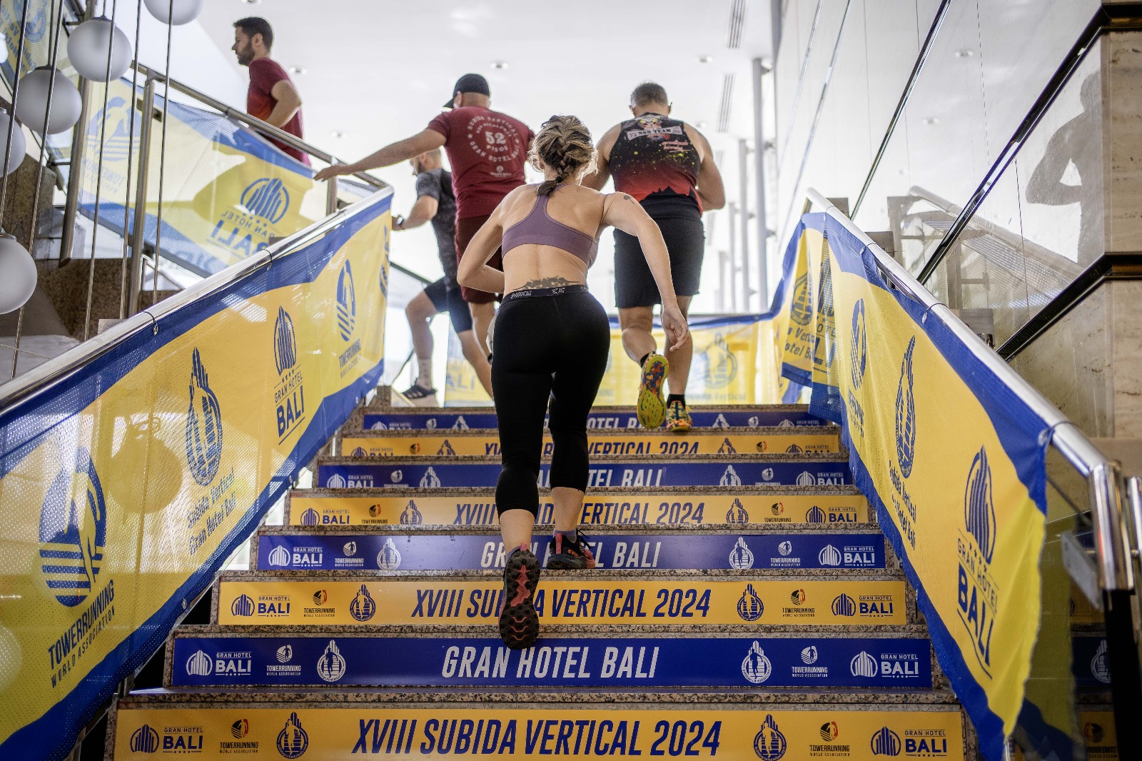 Benidorm Desafía al Cielo: La Gran Subida al Hotel Bali Celebra su XX Aniversario