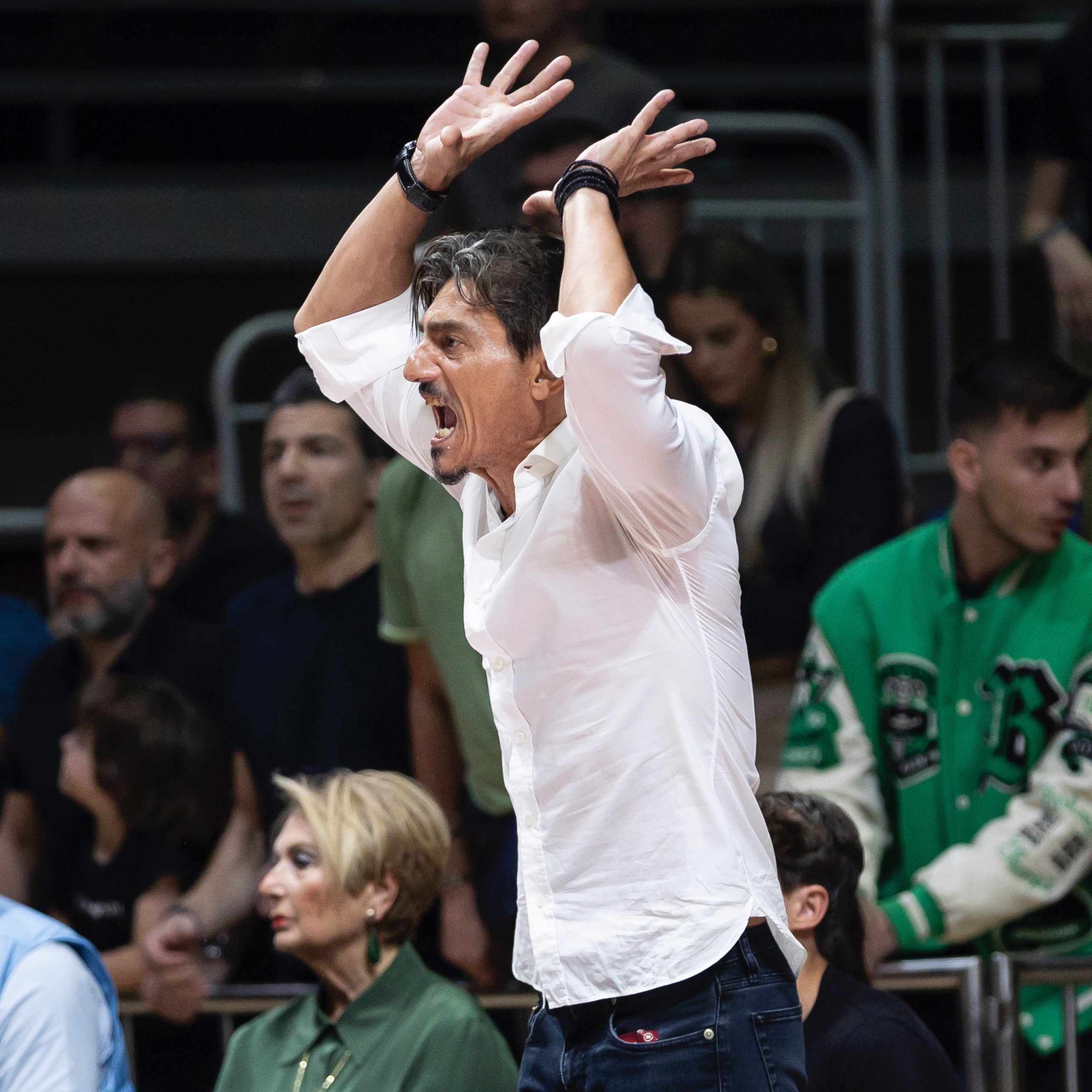 Pasión y Controversia: El Panathinaikos cae ante el Olympiacos y su dueño defiende a Ataman