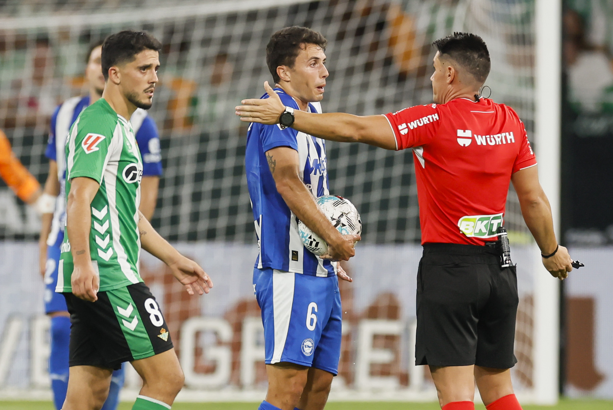 Intensa Batalla en Mendizorroza: Alavés y Betis se Juegan Más que Tres Puntos