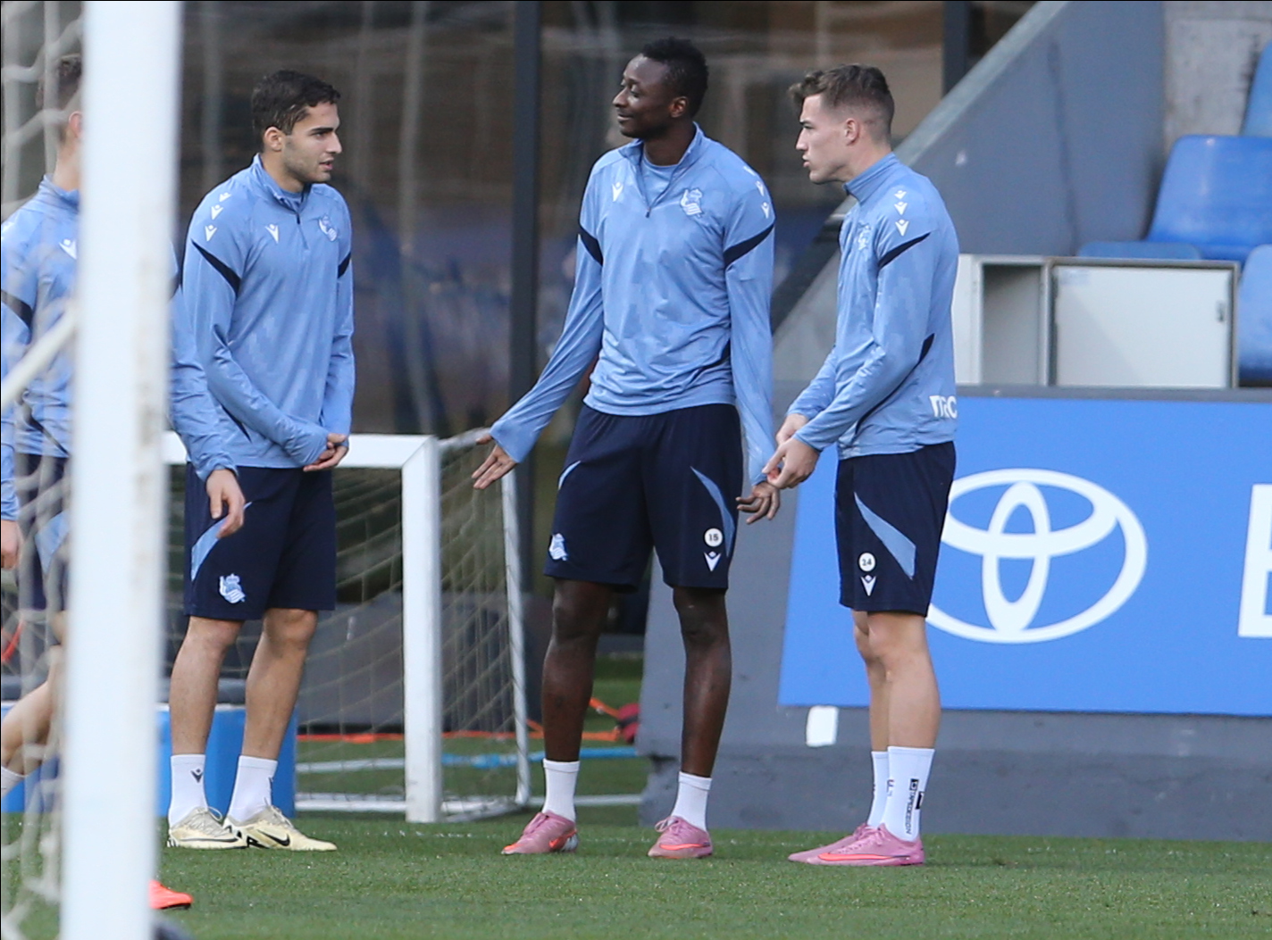 Sadiq Umar deja la Real Sociedad: Un traspaso que impacta el futuro del club