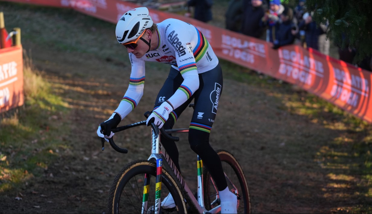 Mathieu van der Poel Y Su Asombroso 19º Triunfo Consecutivo en el Ciclocross: La Nieve No Detiene al Campeón