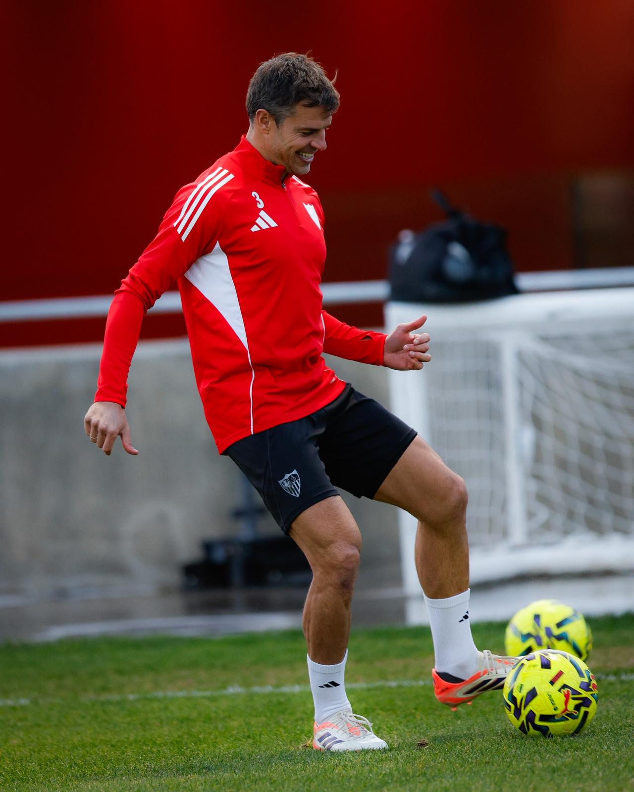 Lesiones Acechan al Sevilla: Azpilicueta Se Une a la Lista de Bajas de Almeyda en un Momento Crítico