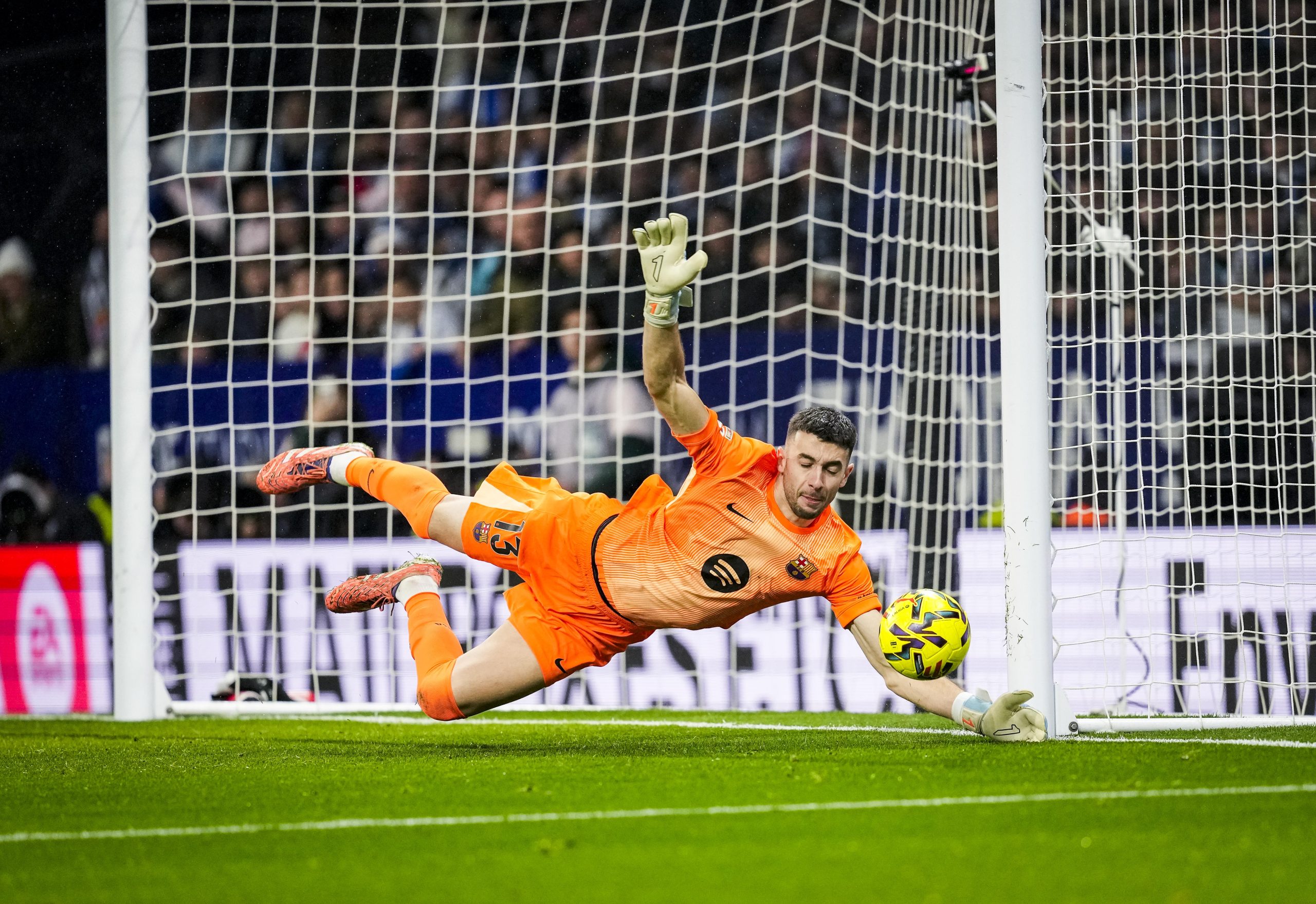 Joan García Brilla en el Derbi: 5 Claves de su Exhibición que lo Convierten en el MVP