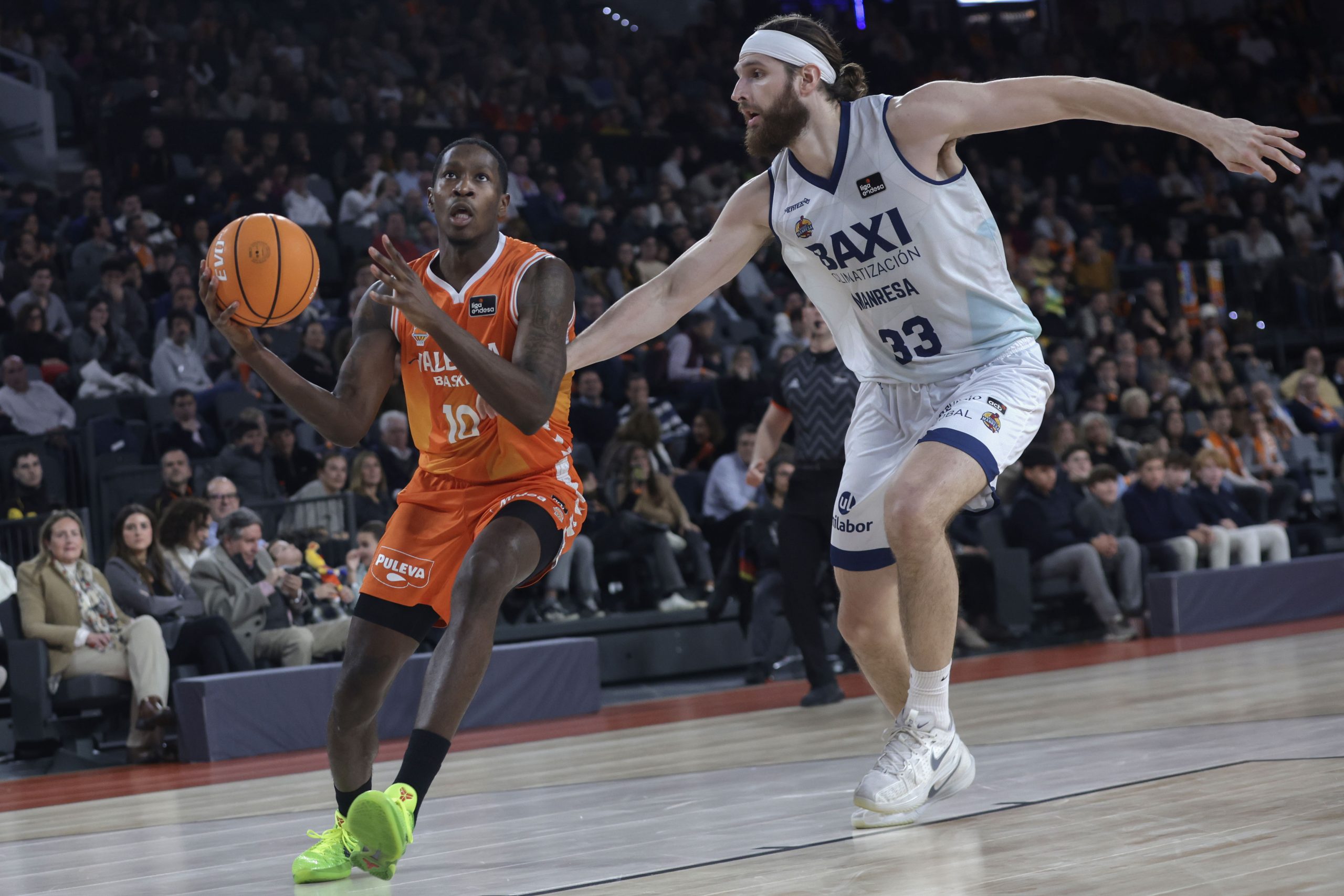 Valencia Basket Cosecha una Imponente Victoria: 103-76 sobre BAXI Manresa, Marcando la Temporada