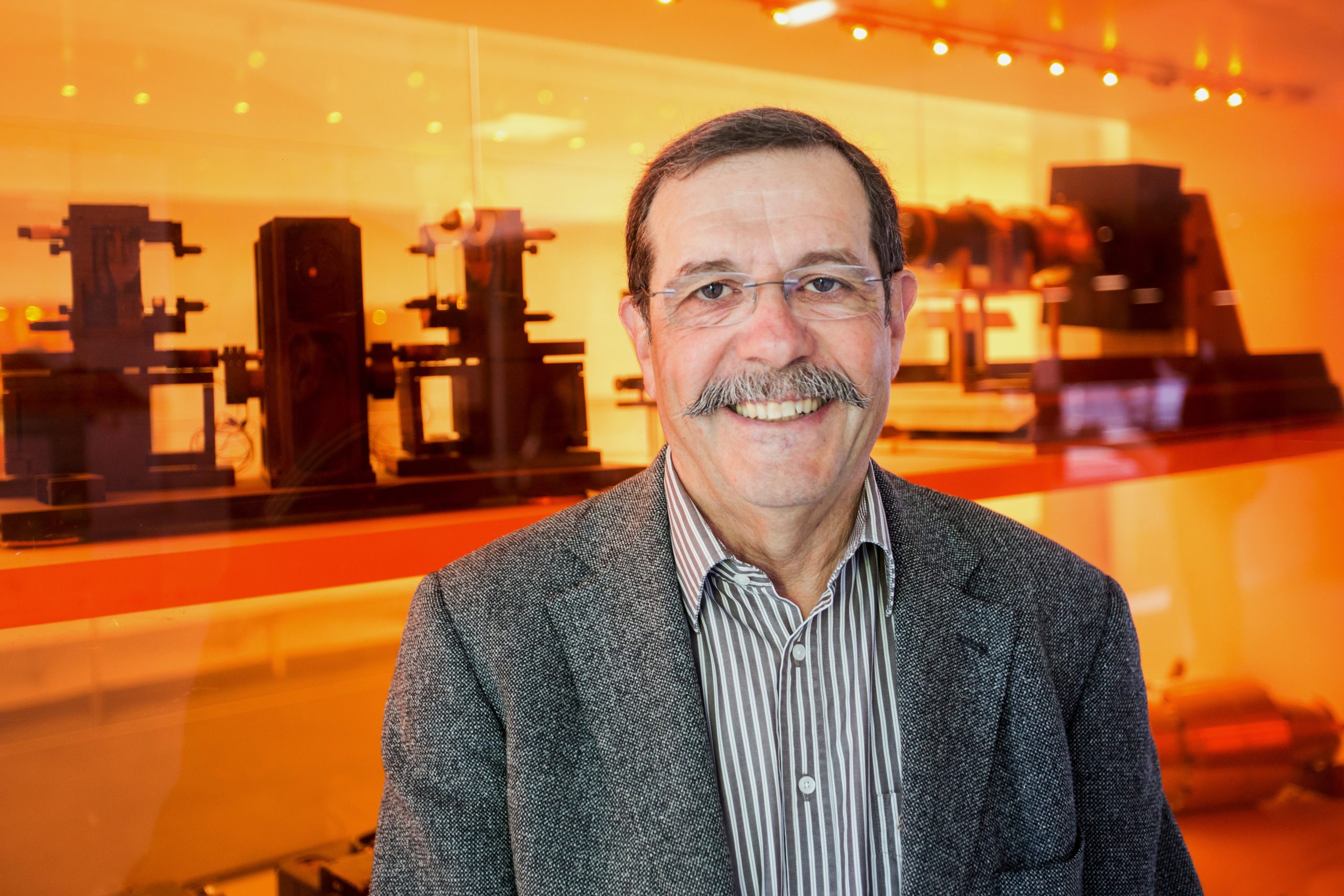 El Impacto Decisivo de Alain Aspect en la Física Cuántica: ¿Mas Allá de Einstein y Bohr?