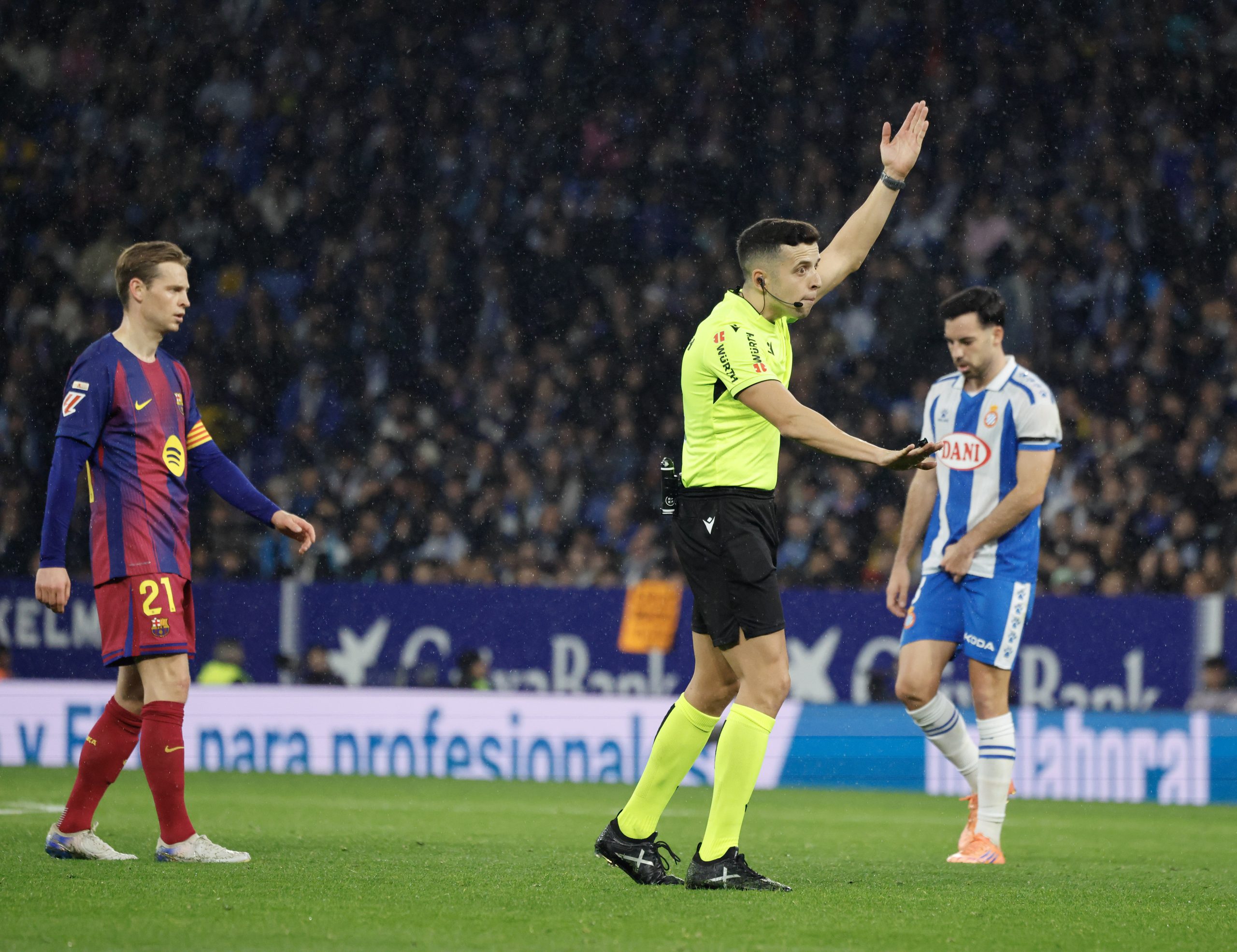 La Impresionante Actuación de Víctor García Verdura en el Derbi Catalán: Un Ejemplo de Arbitraria Ejemplar