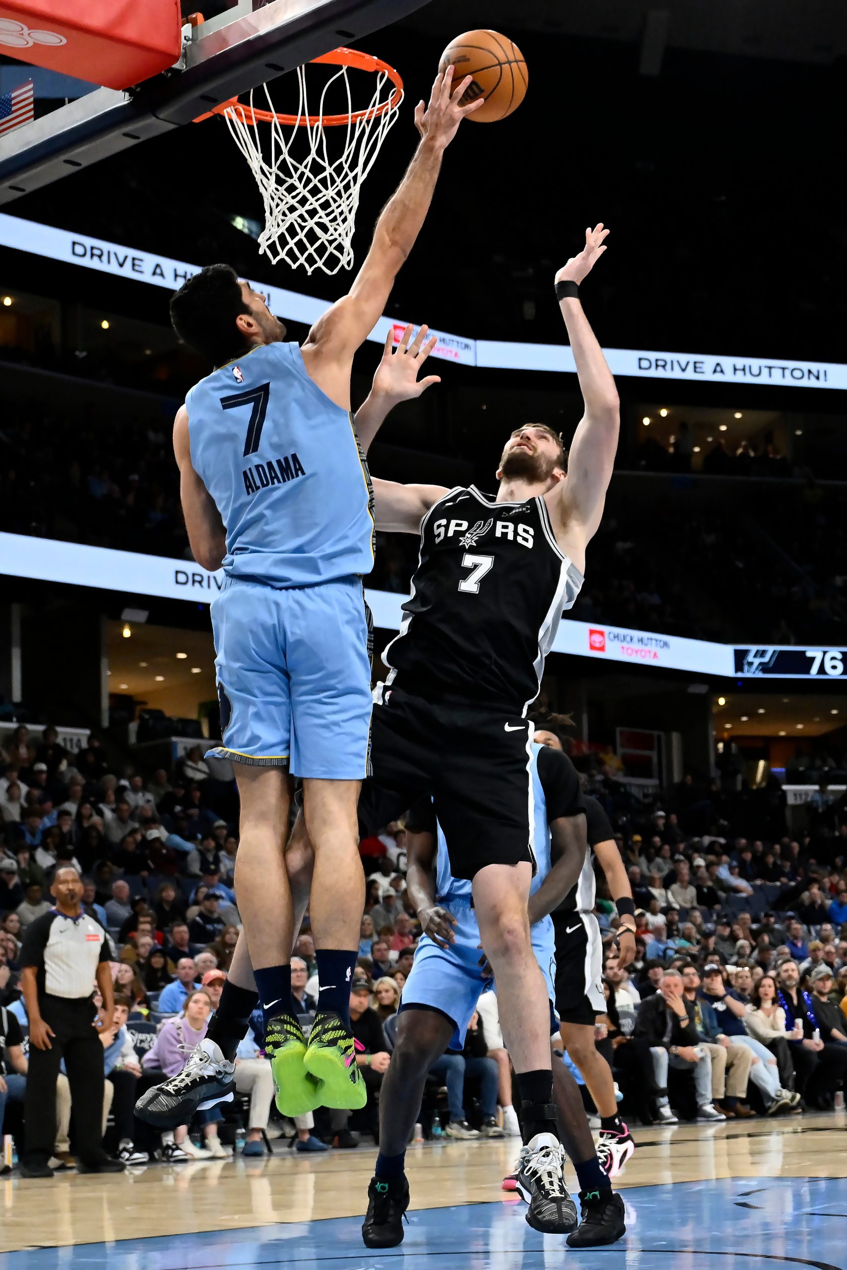 El Héroe Inesperado: Santi Aldama Salva a los Grizzlies en un Final Electrificante