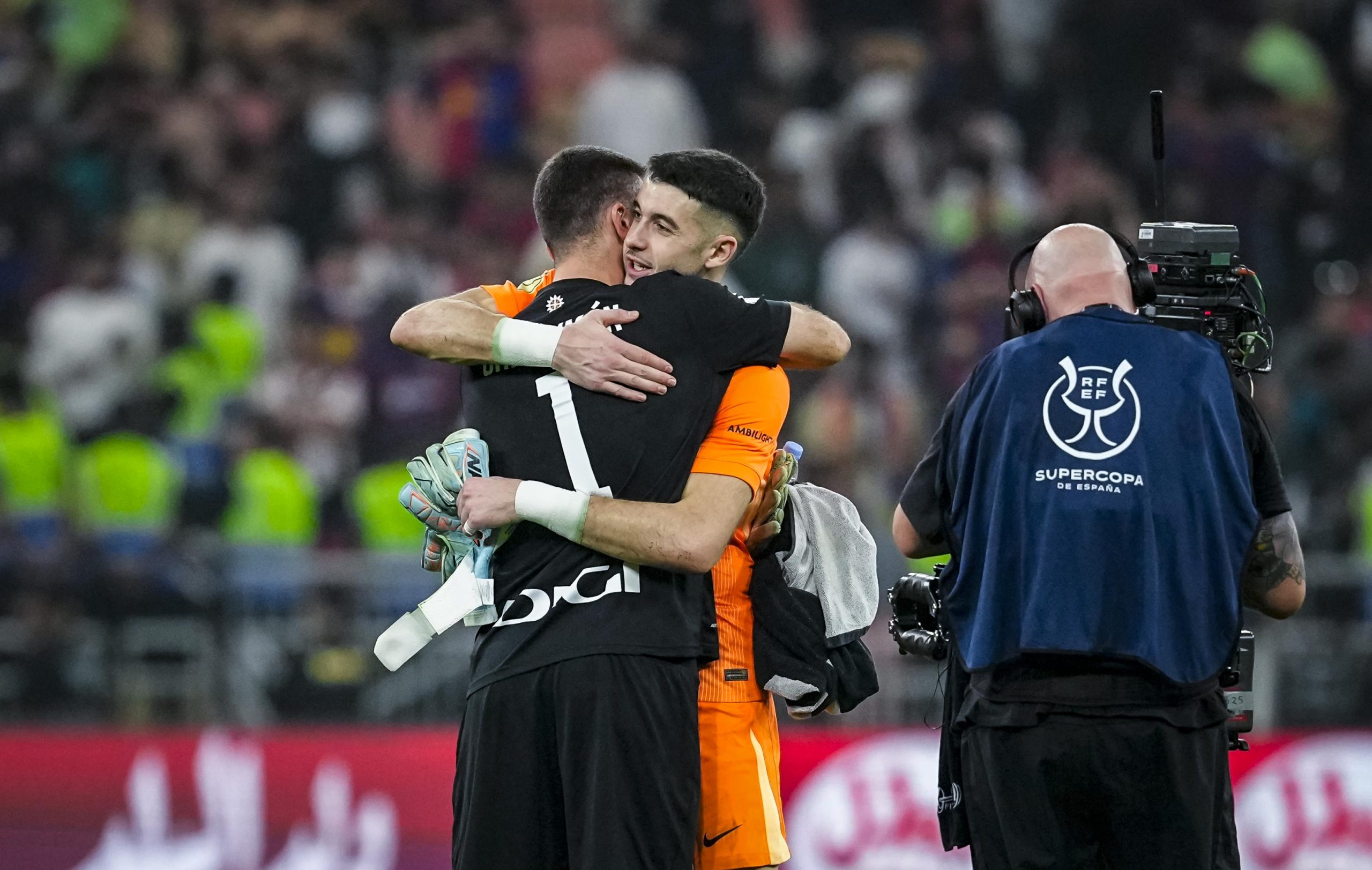 La Supercopa de España: Joan Garcia brilla ante Unai Simón en una semifinal inolvidable