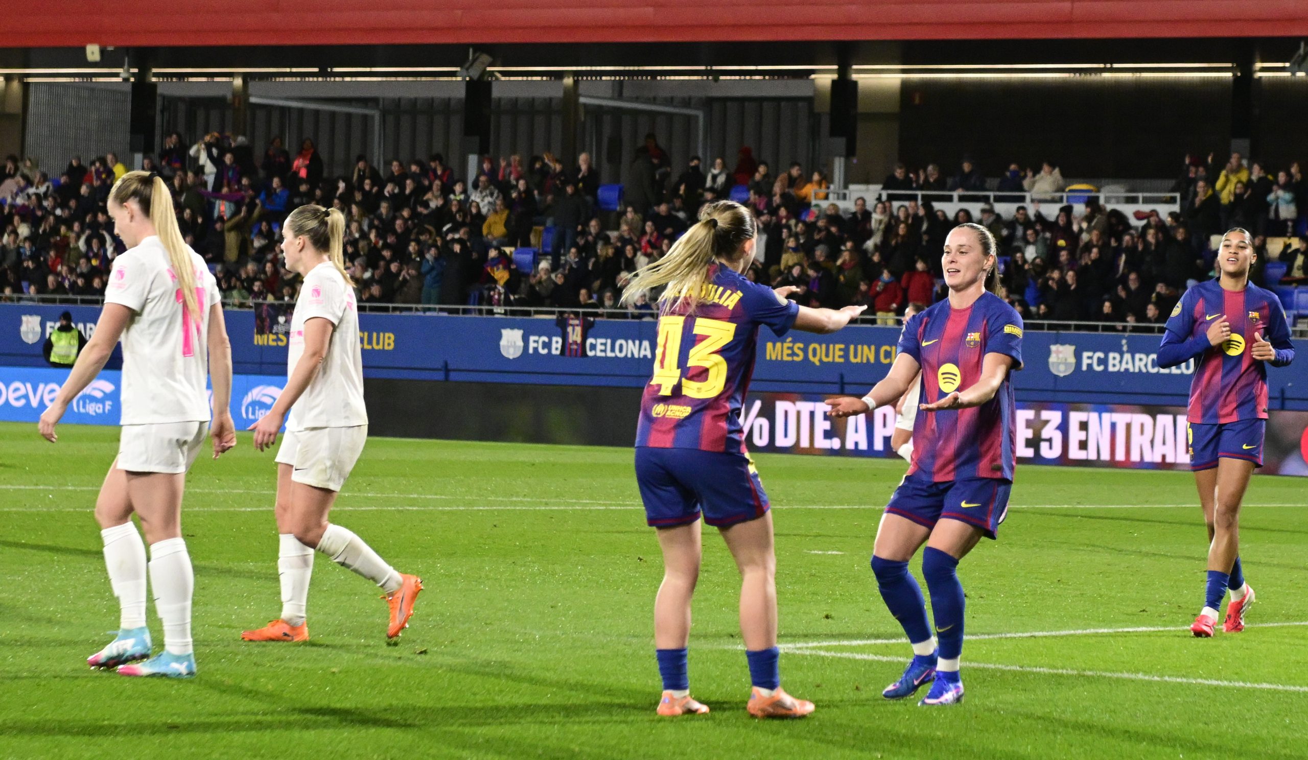 El Barça Femenino hace historia con una victoria asombrosa: 12-1 al Madrid CFF