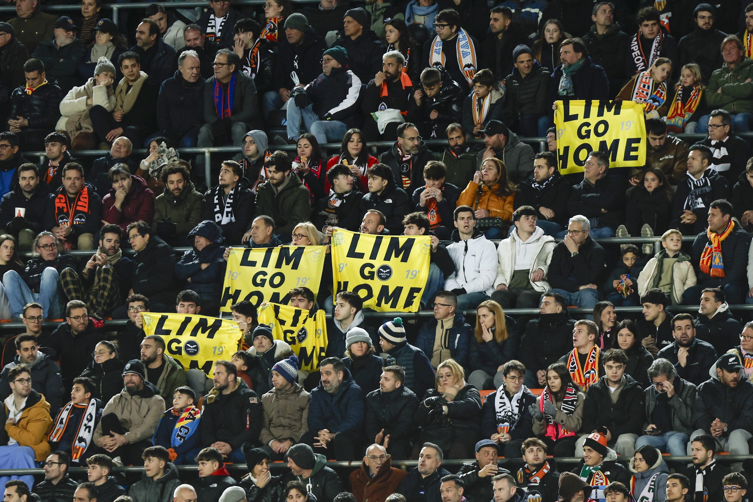 Descenso y Descontento: La Revolución de los Aficionados del Valencia tras el Empate con Elche