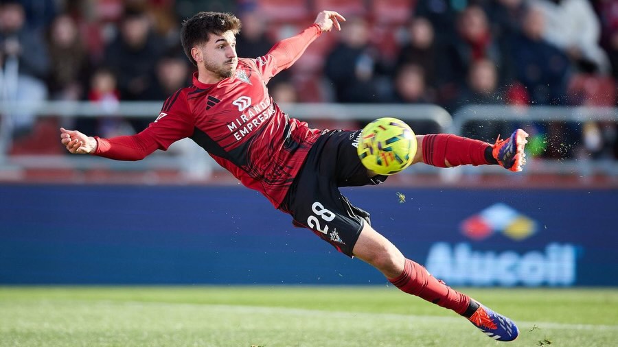 Javi Hernández brilla en su debut con el Mirandés: un doblete que ilusiona a la afición