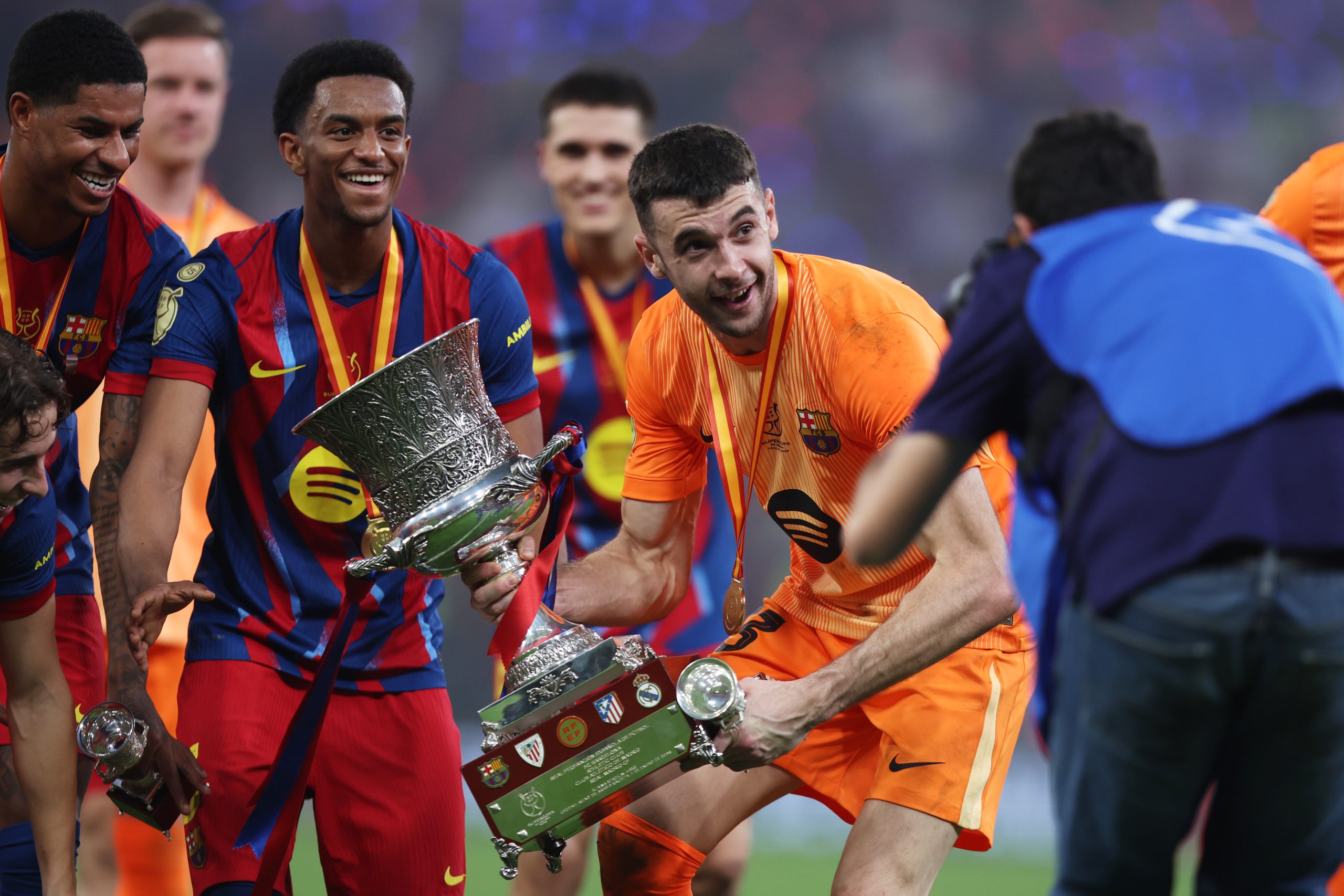 Celebración a lo Grande: Los Nuevos Héroes del Barça Brindan su Primer Título en Jeddah