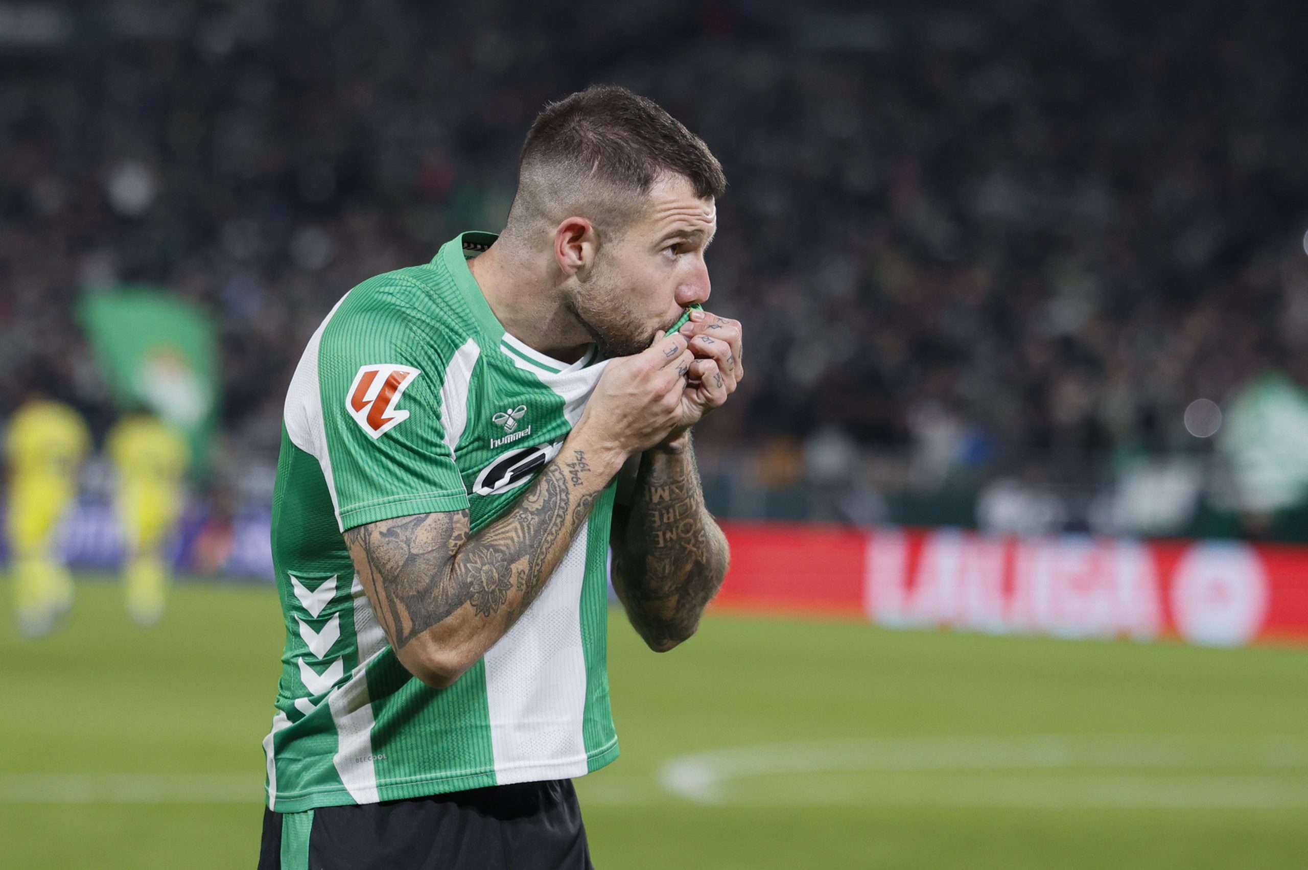 El Betis busca sellar su pase en Europa League ante el Feyenoord tras un difícil inicio de temporada
