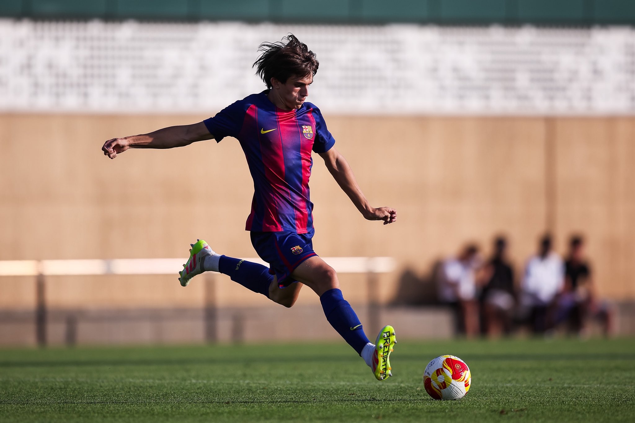 El Como Tienta a la Promesa del Barça Atlètic: Andrés Cuenca en el Punto de Mira