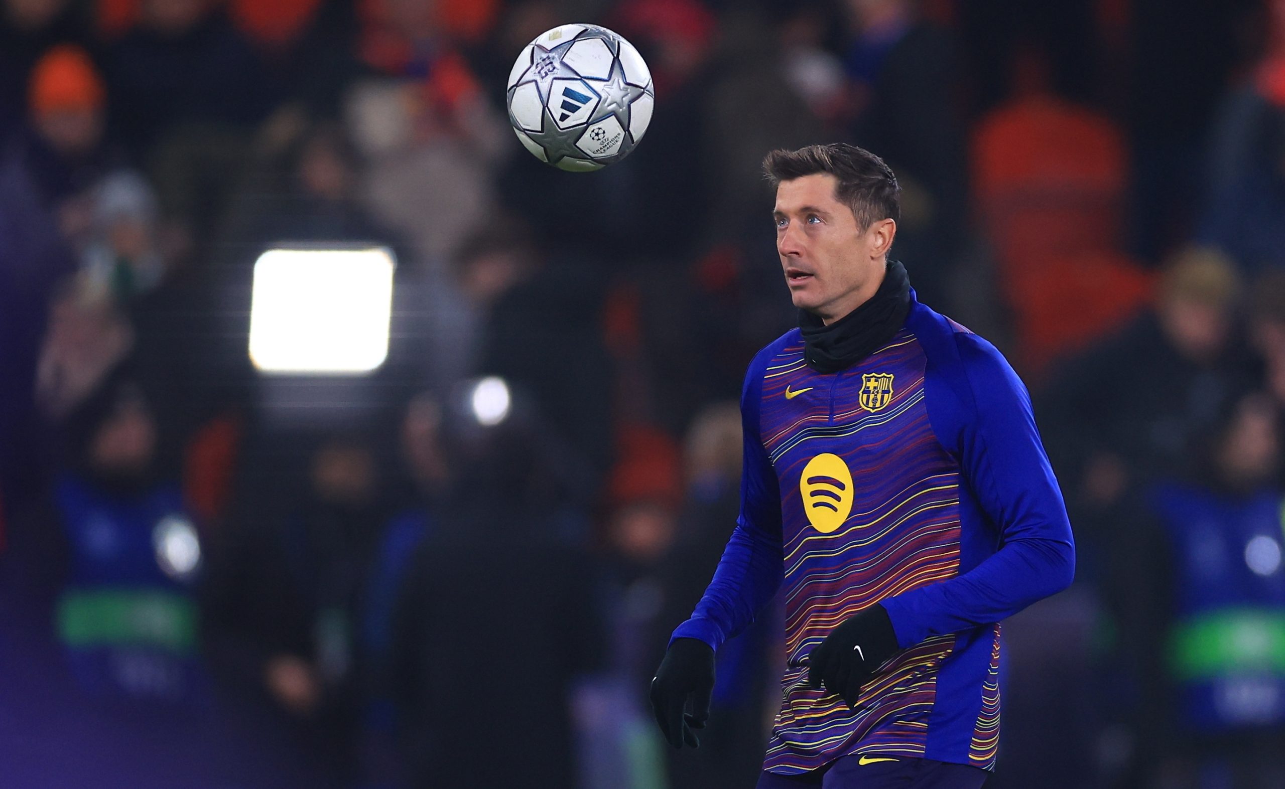 Fermín Brilla en Praga: Lewandowski Le Entrega el Trofeo del Mejor Jugador