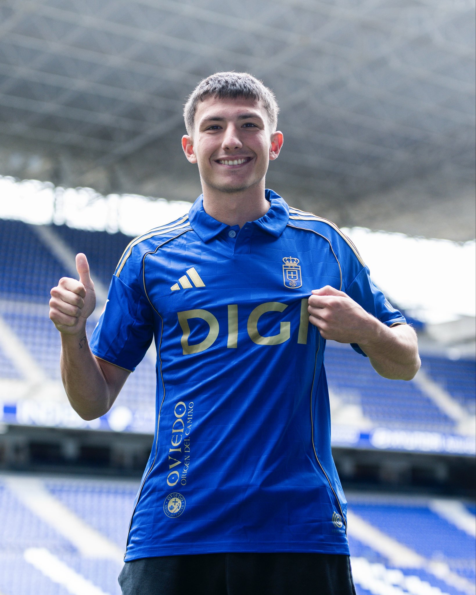 Thiago Fernández: Un Talento Argentino Aterriza en El Molinón Tras Superar la Adversidad