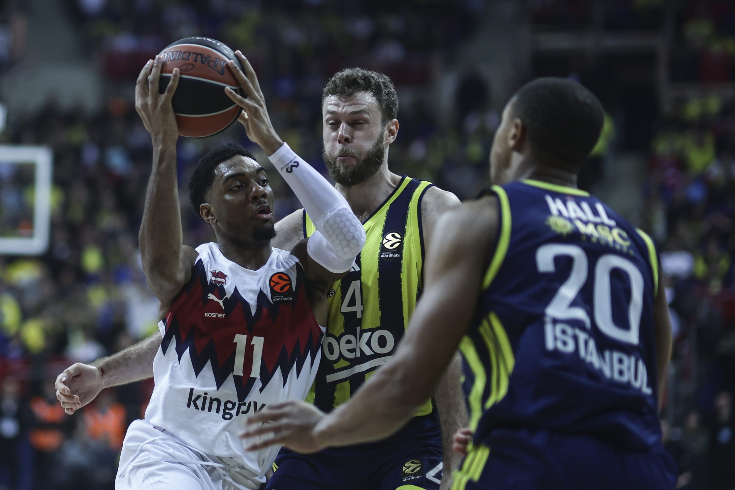El duelo en Estambul: Baskonia cae ante un Fenerbahçe imparable en la Euroliga 2026