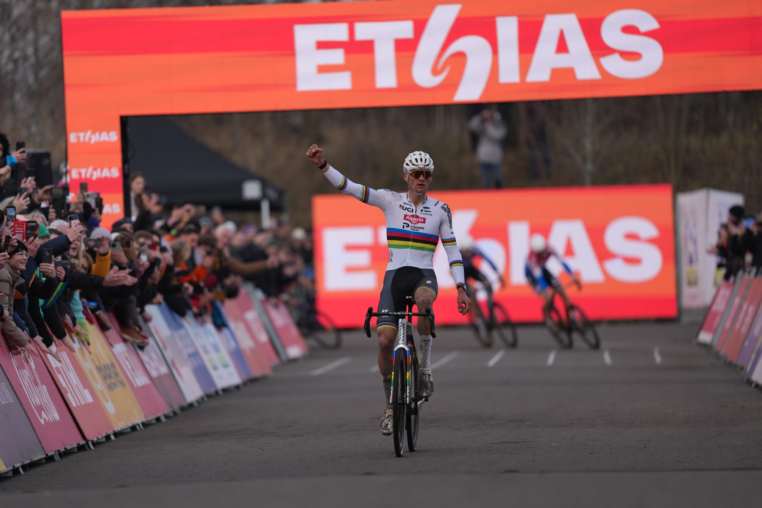 Mathieu Van der Poel brilla en Maasmechelen y alcanza un hito histórico en el ciclocrós