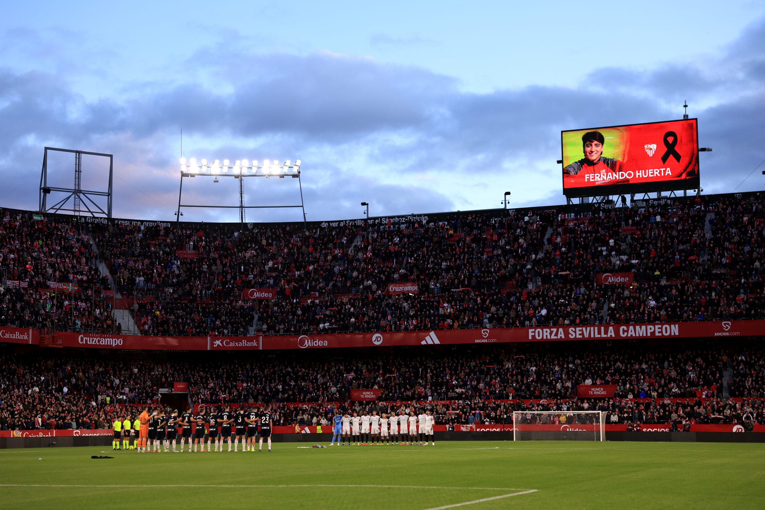 Un emotivo homenaje del Sevilla a las víctimas del trágico accidente ferroviario