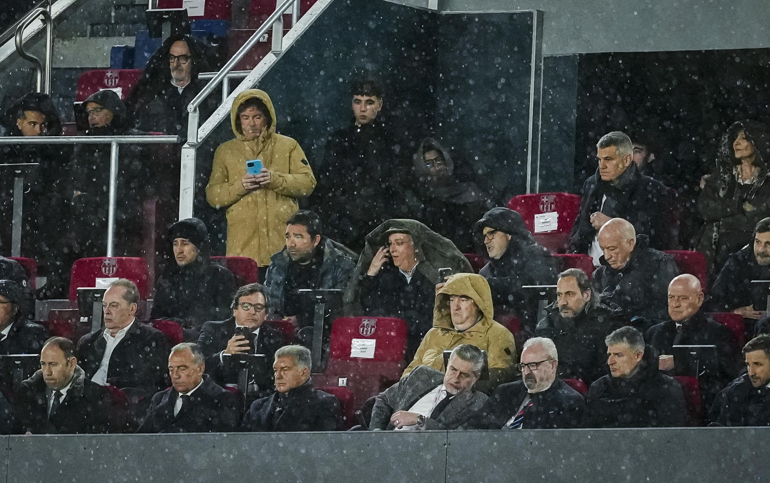 Laporta, Empapado pero Optimista: “Este Camp Nou en Obras Es un Bautizo”