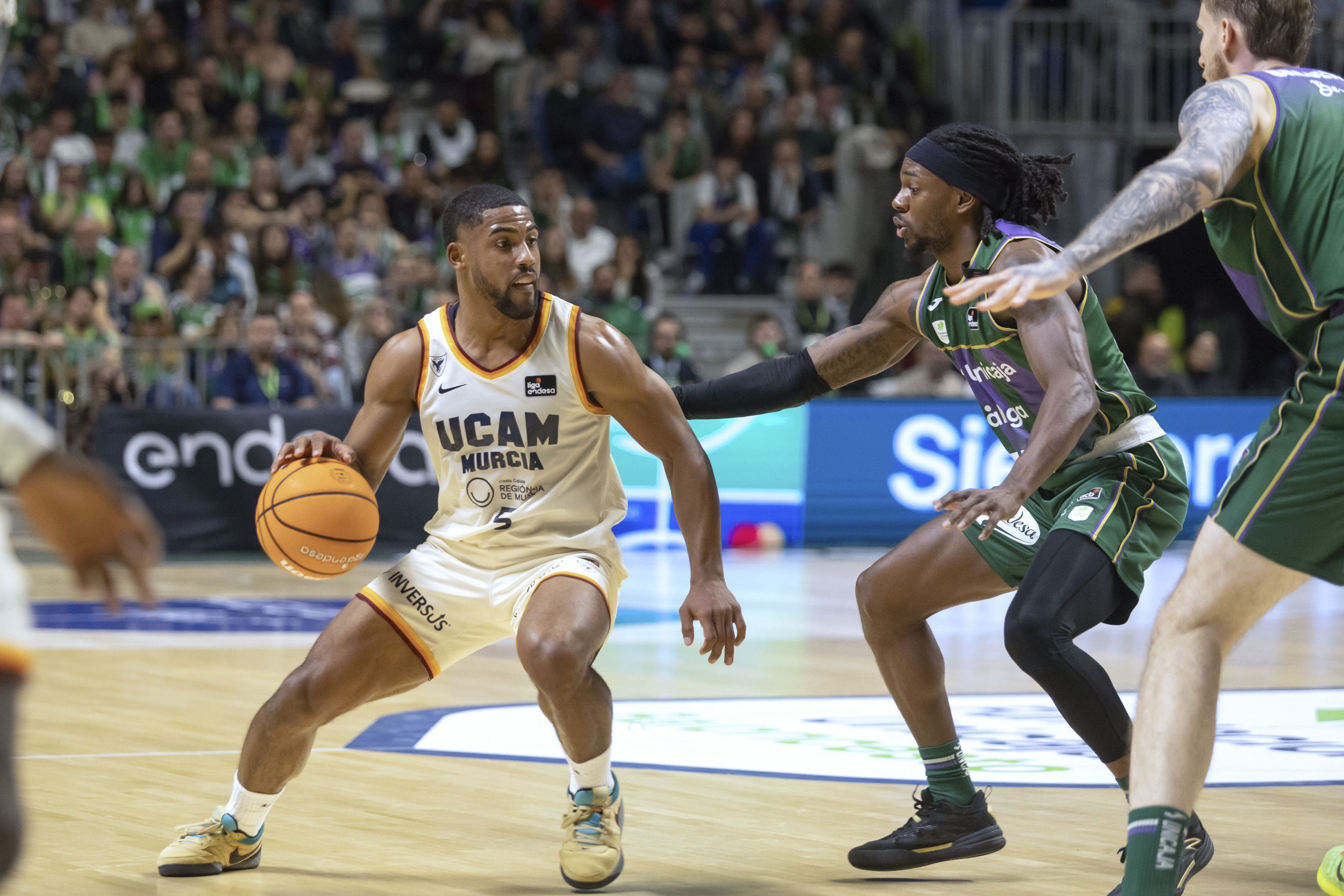Unicaja se impone en un vibrante duelo de prórroga contra UCAM Murcia y asegura su plaza copera