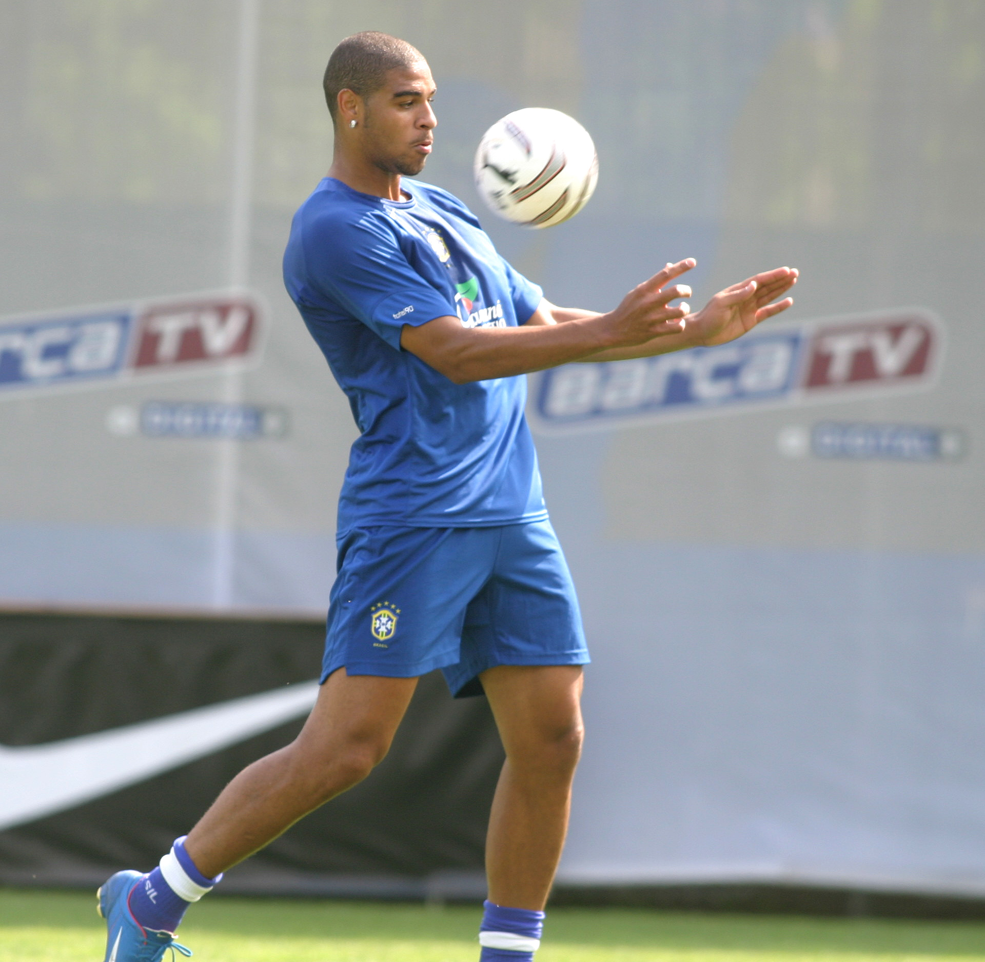 Escándalo en el fútbol: Adriano denuncia un intento de estafa que afecta a su madre