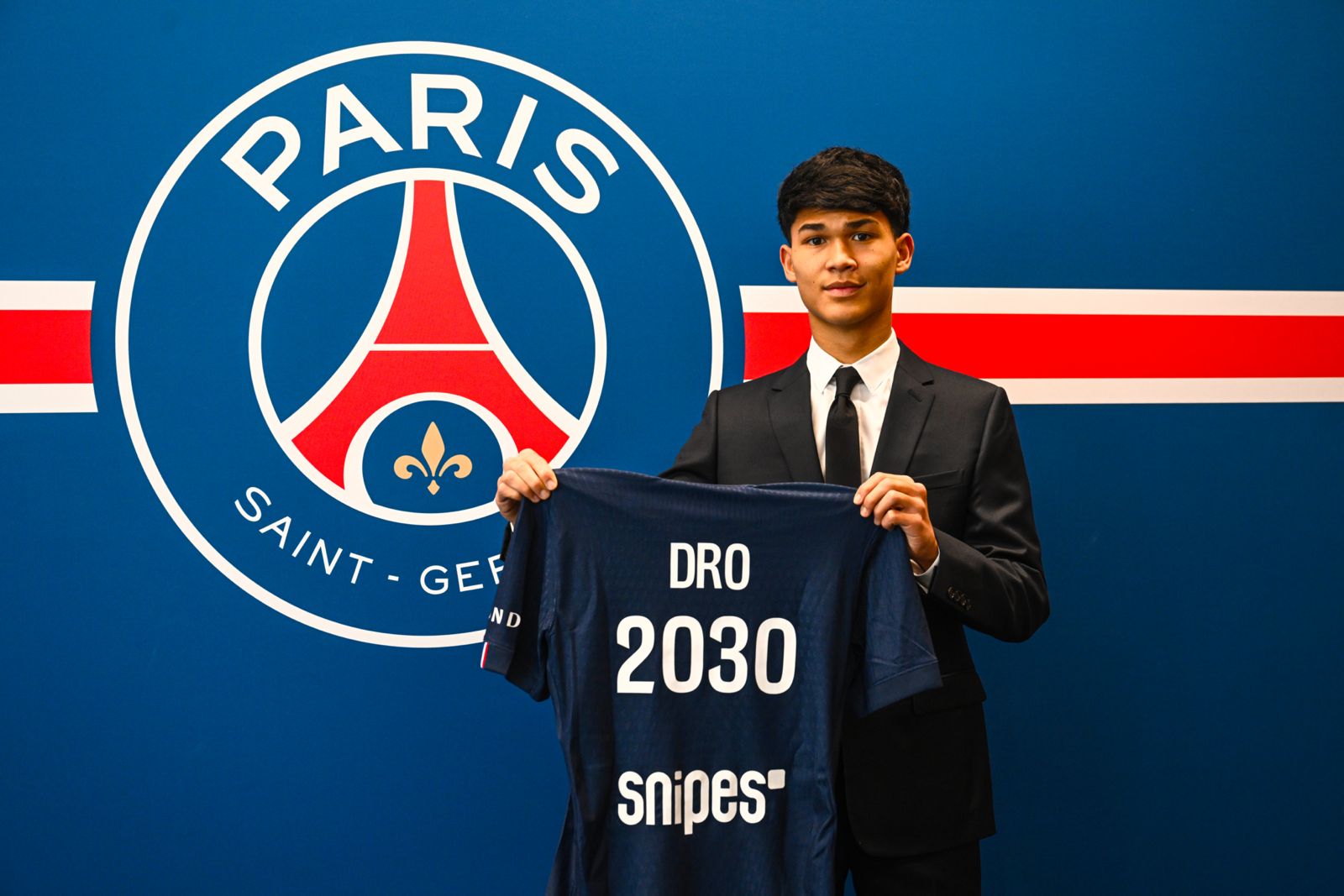 El joven talento que desafía el mercado: la llegada de Dro al PSG promete revolucionar el centro del campo