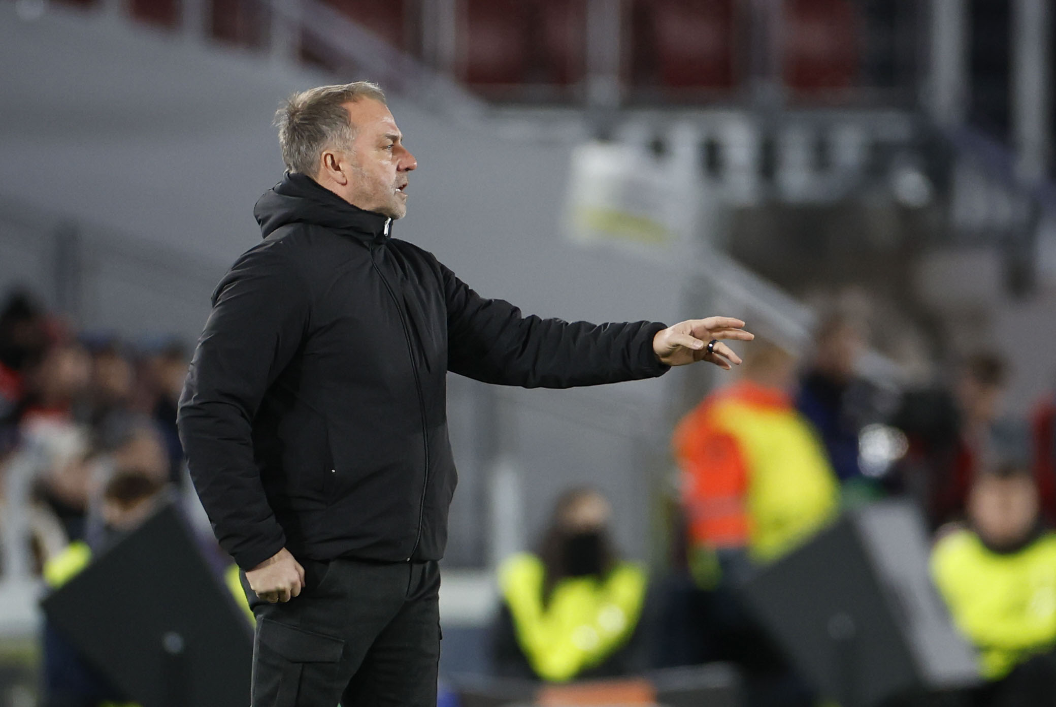 El Barcelona desafía el viento y la presión en Elche para mantener su liderato en La Liga