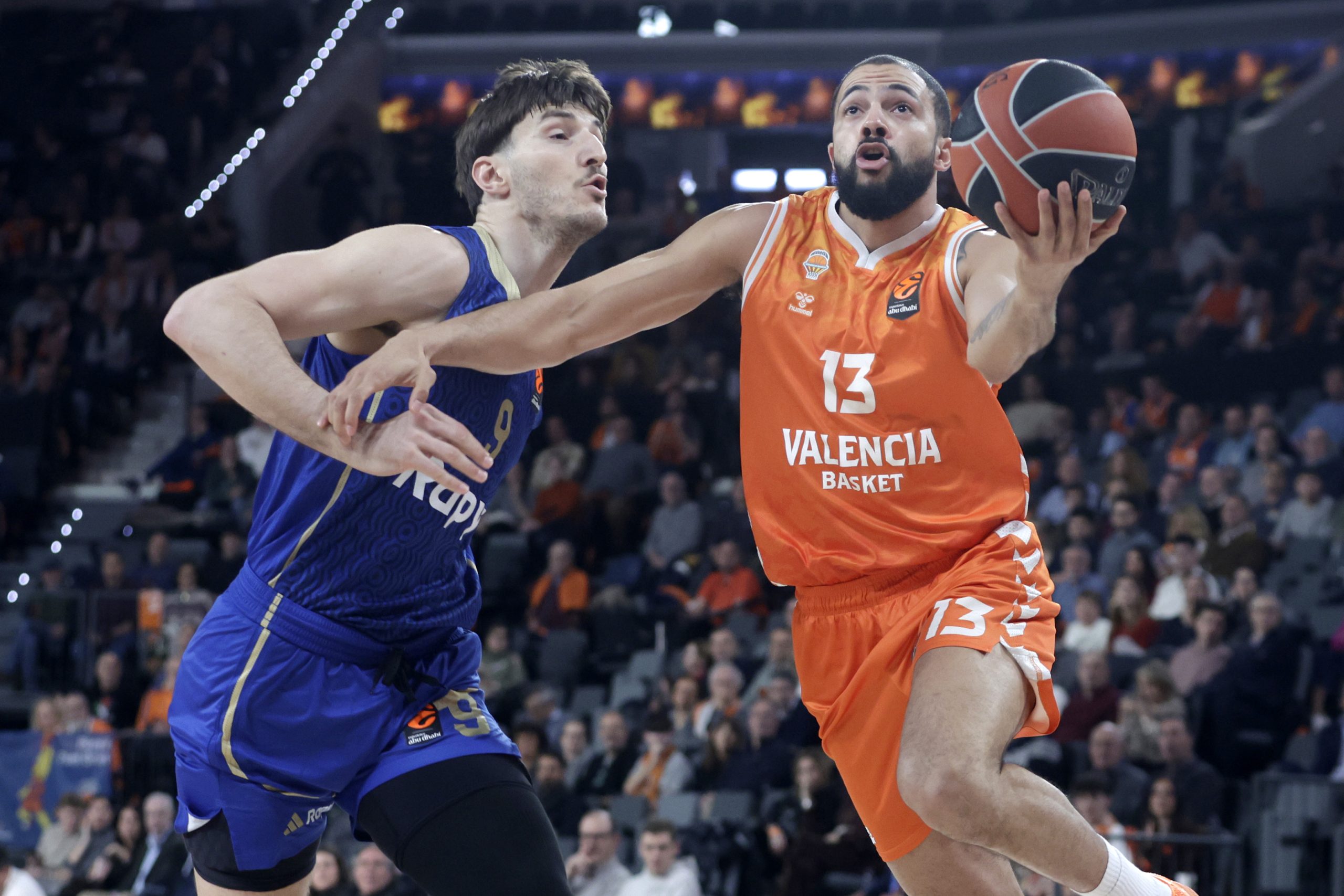 Valencia Basketball desafía a Maccabi Tel Aviv en un duelo clave por la clasificación a la fase final de la Euroliga 2026El conjunto valenciano busca recuperar su mejor versión tras un bache de resultados y reafirmar su paso en la élite europea en un encuentro decisivo en el Roig ArenaLa confrontación entre Valencia Basket y Maccabi Tel Aviv ha llegado en un momento crucial para ambos equipos en la Euroliga 2026. Los taronja, tras un inicio prometedor, han mostrado cierta irregularidad que pone en juego sus aspiraciones de playoffs. La victoria en esta jornada sería un impulso vital para las aspiraciones valencianas y una declaración de intenciones frente a un rival histórico y peligroso.En una temporada donde la competitividad se ha intensificado, Valencia Basket necesita aprovechar su condición de local para sumar una victoria que le permita mantenerse en la disputa por las posiciones de privilegio. Por su parte, Maccabi Tel Aviv, quinto en la clasificación con récord de 10-14, llega decidido a continuar con su racha y consolidar su presencia en la fase final. La diferencia en la clasificación y el balance de cada equipo refleja la importancia del enfrentamiento, que promete ser una batalla intensa y estratégica.Contexto actual y antecedentesDesde que la temporada regular empezó en octubre, Valencia Basket ha mostrado altibajos, aunque mantiene opciones sólidas gracias a su enfoque competitivo y talento en la plantilla. La irregularidad, sin embargo, les ha hecho encadenar solo dos victorias en sus últimos cuatro partidos, un bache que desean superar en su propia cancha. La victoria frente a Maccabi sería clave para romper esa dinámica y recuperar la confianza.Además, los antecedentes entre ambos equipos aportan un aire de tensión y cierta superioridad israelí. En los anteriores enfrentamientos, la balanza ha sido mayormente favorable a Maccabi, con una única victoria para Valencia en 2023 (75-66). La formación de Pedro Martínez buscará romper esas estadísticas y demostrar que, en pleno auge de su potencial, puede imponerse a uno de los rivales más duros del continente.Claves del encuentroReactivación de Valencia Basket:La plantilla busca no solo ganar, sino también consolidar su estilo de juego y mejorar en defensa y ataque después de un bache reciente.Control del ritmo:La velocidad y el amigo del balón serán fundamentales, especialmente en este escenario donde ambos equipos poseen jugadores versátiles y con capacidad para definir en momentos cruciales.Dominio del rebote:La lucha en la pintura y en las segundas oportunidades puede marcar la diferencia, especialmente contra un tenaz rival israelí con jugadores altos y físicos.Reducir errores:Valencia debe mantener la concentración y evitar pérdidas que Maccabi pueda capitalizar en transiciones rápidas y contraataques.Plantillas y alineaciones clausuradasValencia BasketMaccabi Tel AvivBadio, Thompson, Taylor, Pradilla, SakoLundberg, Clark III, Hoard, Sorkin, RaymanAmbos equipos presentan plantillas con talento y experiencia, con figuras destacadas que pueden decidir el resultado en cualquier momento. La estrategia de Pedro Martínez pasa por aprovechar la motivación del público en el Roig Arena y la condición de local para buscar una victoria que refuerce sus opciones en la fase final de la Euroliga.Expectativas y prediccionesLos pronósticos señalan un partido de máxima igualdad, con Valencia Basket apostando por la intensidad defensiva y la efectividad en el tiro exterior. Maccabi, por su parte, confiará en su equilibrio y en la veteranía de sus jugadores clave, como Rayman y Hoard. La clave será la capacidad de valencianos para mantener la concentración durante los 40 minutos y que su ofensiva funcione a pleno rendimiento.Todo indica que la jornada será apasionante, con un Roig Arena que volverá a vibrar y presenciar un duelo histórico en la búsqueda de la clasificación. La afición valenciana sueña con un triunfo que consolidaría su presencia en la postemporada europea y les otorgaría confianza para los próximos retos.Preguntas frecuentes (FAQ)¿Cuál es la importancia de este partido para Valencia Basket?Es fundamental para mantener su posición en la zona de clasificación directa a la fase final de la Euroliga, especialmente en un momento donde necesita reencontrarse con la victoria tras una pequeña racha negativa.¿Qué signa la derrota para Maccabi Tel Aviv en esta jornada?Una posible derrota podría complicar aún más su situación en la clasificación y alejarles de las posiciones de privilegio, aumentando la presión en partidos futuros.¿Quiénes son las figuras clave en Valencia Basket para este encuentro?Destacan jugadores como Neal Sako, Darius Thompson y Jaime Pradilla, quienes tienen la capacidad de desequilibrar el juego en cualquier momento.¿Qué estrategias debe aplicar Valencia para ganar?Mantener una defensa intensa, controlar el rebote, limitar pérdidas y aprovechar las transiciones rápidas para sorprender a Maccabi.¿Cuál es el récord de Valencia Basket en esta Euroliga?Hasta la fecha, se sitúa en la séptima posición con un balance similar al de otros contendientes por un puesto en los playoffs.¿Cómo llega Maccabi Tel Aviv al partido?Con confianza tras una racha de victorias, pero consciente de que una derrota lo pondría en una situación comprometida para avanzar a la siguiente fase.¿Qué rol jugará la afición valenciana en el resultado final?Un Roig Arena vibrante y apoyando intensamente puede ser ese impulso extra que motive a los jugadores a dar lo mejor y conseguir la victoria.¿Qué otros enfrentamientos importantes habrá en la jornada?La jornada de Euroliga continúa con duelos decisivos en la lucha por los primeros puestos, creando un escenario de máxima emoción en toda Europa.¿Dónde seguir en vivo el resultado del partido?La transmisión oficial de la Euroliga y la cobertura en directo en Mundo Deportivo, además, puedes unirte a nuestro grupo de Telegram para análisis en tiempo real:https://t.me/casino_gurus.¿Qué escenario puede presentarse tras el partido?Una victoria para Valencia Basket puede situarlos en una posición de privilegio, mientras que una derrota complicaría sus opciones y aumentaría la tensión en la clasificación.Continúa atento a todas las novedades, análisis y resultados de la Euroliga 2026 en nuestro Telegram y redes sociales. ¡Que comience la intensidad!