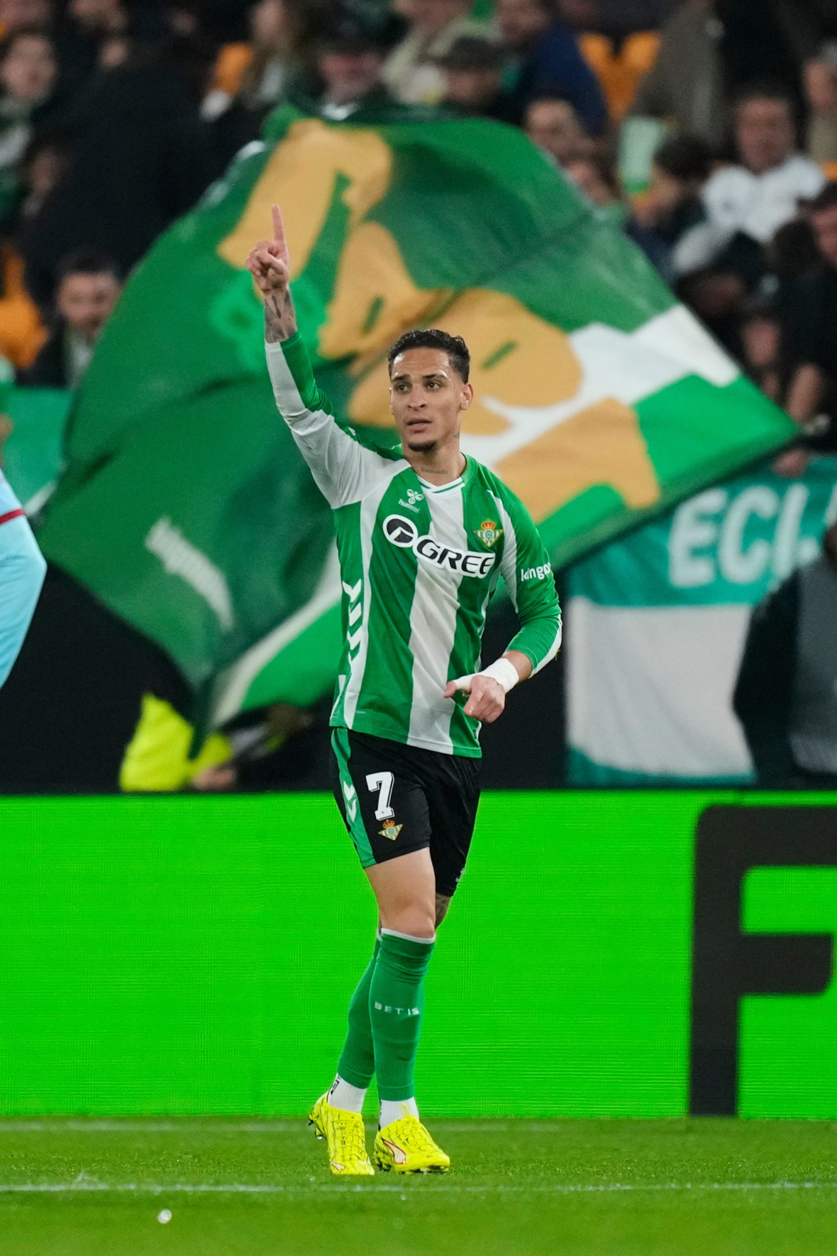 Antony brilla en la victoria del Betis y se sacrifica por el club