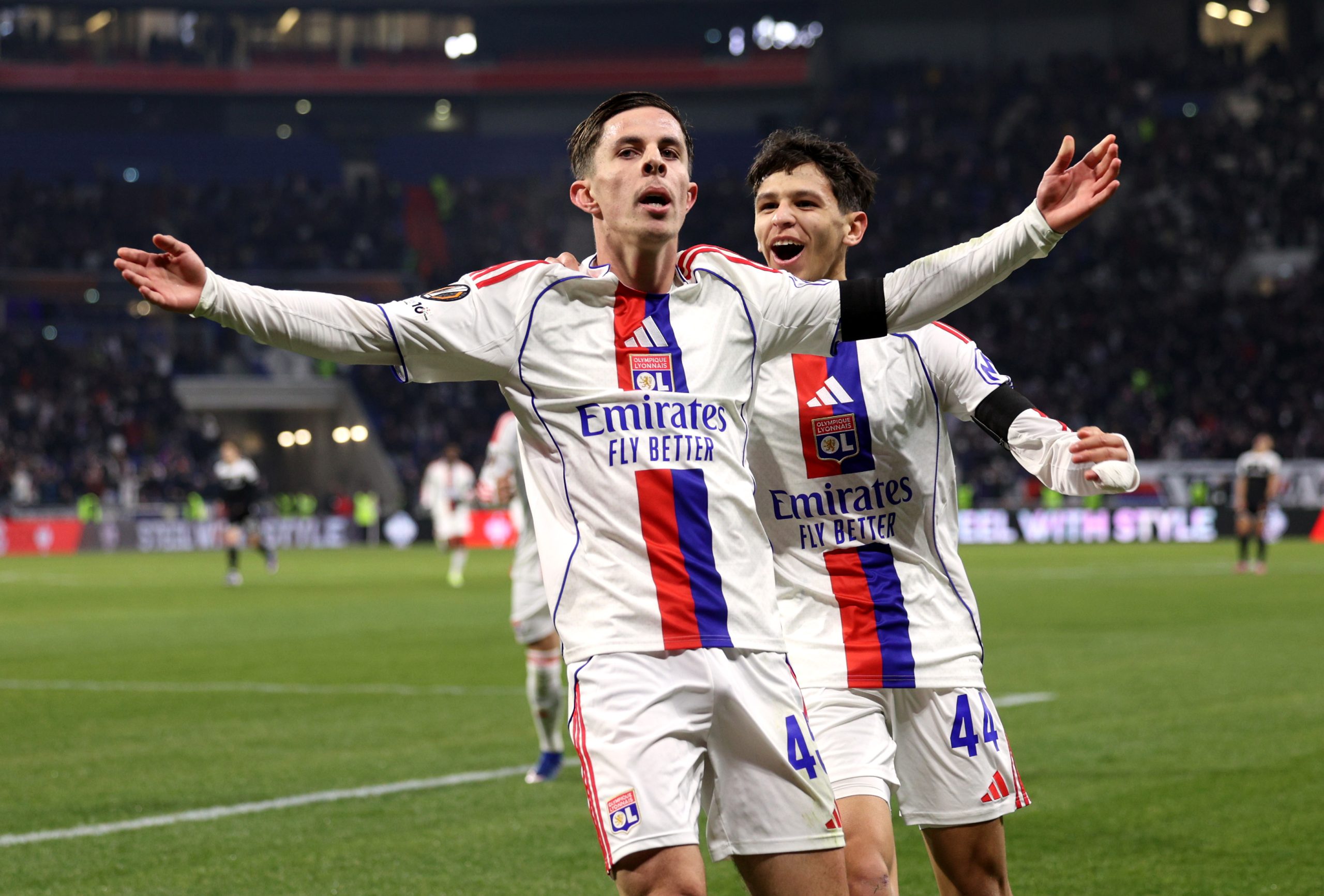 Lyon Golea Sin Su Estrella Brasileña y Avanza en Europa League