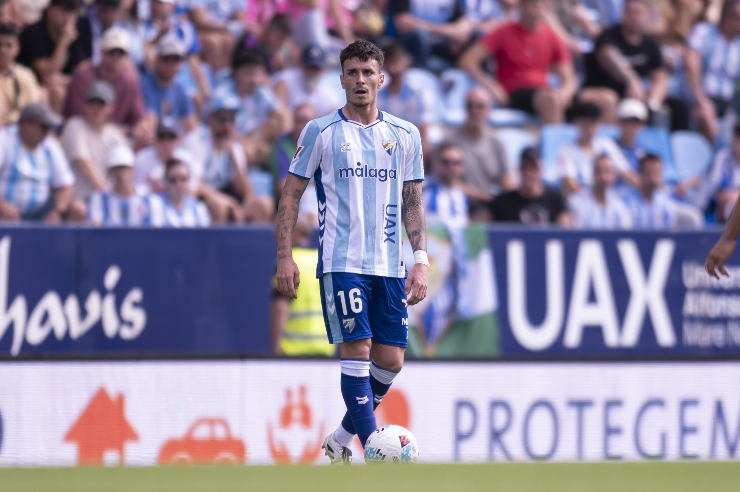 Málaga a por la Séptima: La Rosaleda, Testigo de la Resurrección Blanquiazul ante una Cultural en Crisis