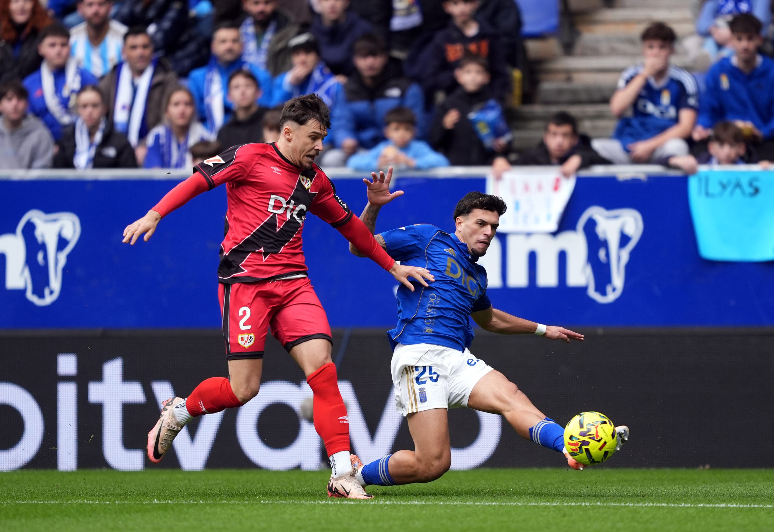 Polémica en el césped: El Oviedo busca amparo legal y se topa con un reglamento obsoleto