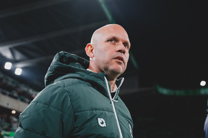 El Racing Afronta el Desafío del Éibar con Mentalidad de Crecimiento y la Ilusión de Jaime Mata