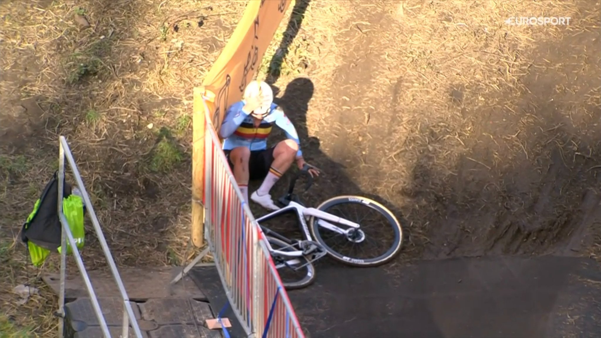 Incidente Impactante en el Campeonato del Mundo de Ciclocross: La Caída que Sacudió la Competencia