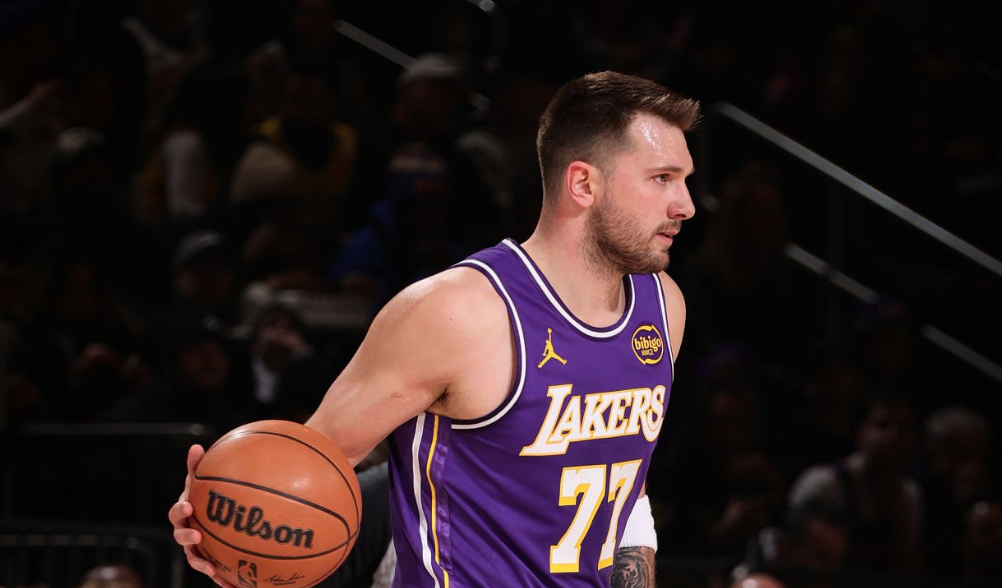 Una noche de revés para Luka Doncic en Nueva York: el duelo que marcó un año de cambios y expectativas