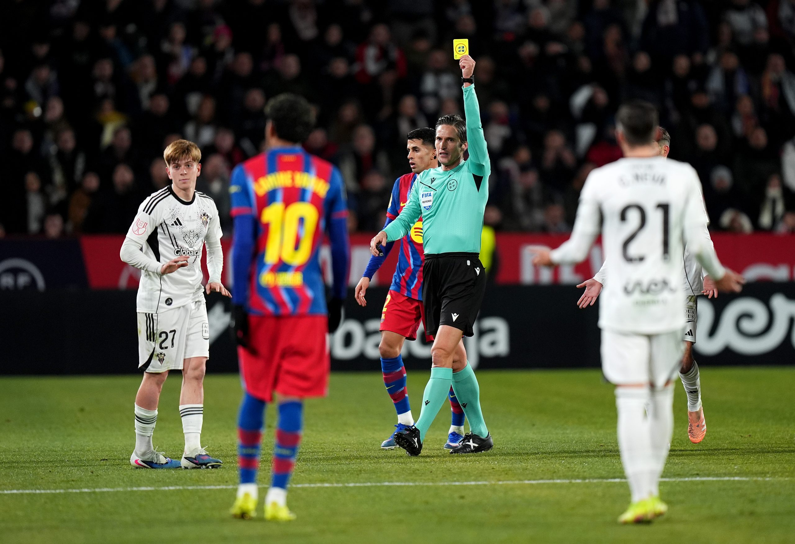 ¡Drama en el Carlos Belmonte! El Barça sobrevive ante un Albacete épico y un árbitro viral