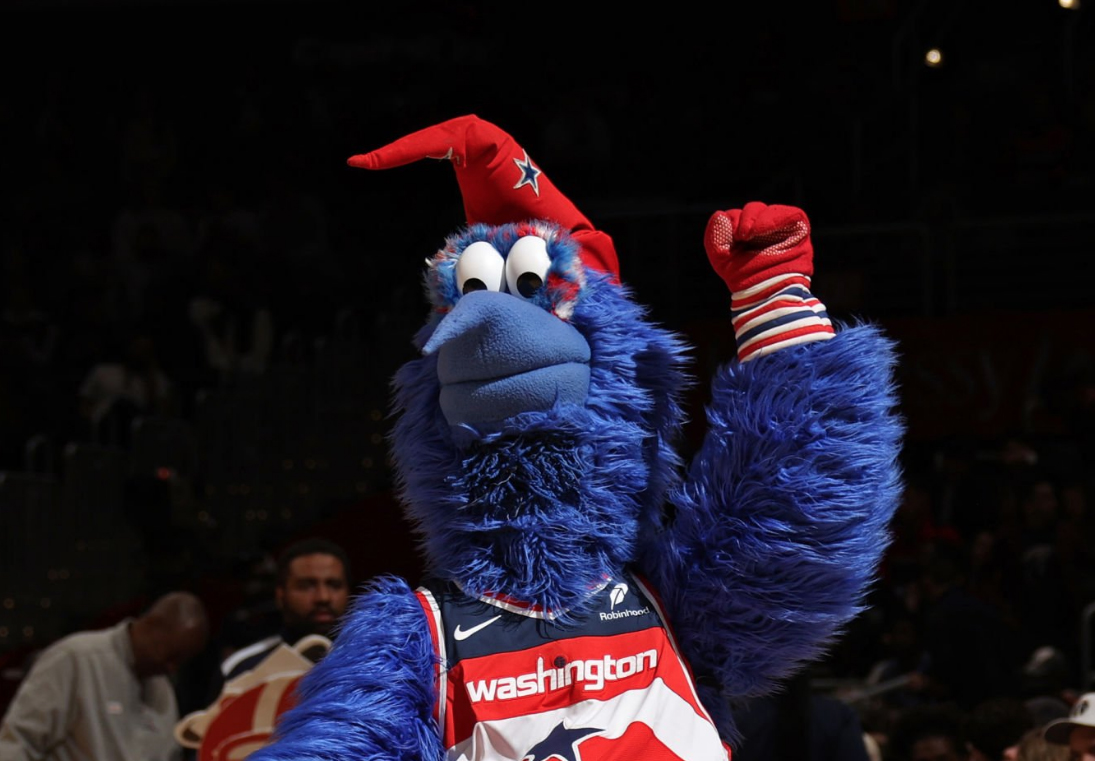 ¡Insólito en la NBA! Jaxson Hayes, suspendido por un empujón a una mascota