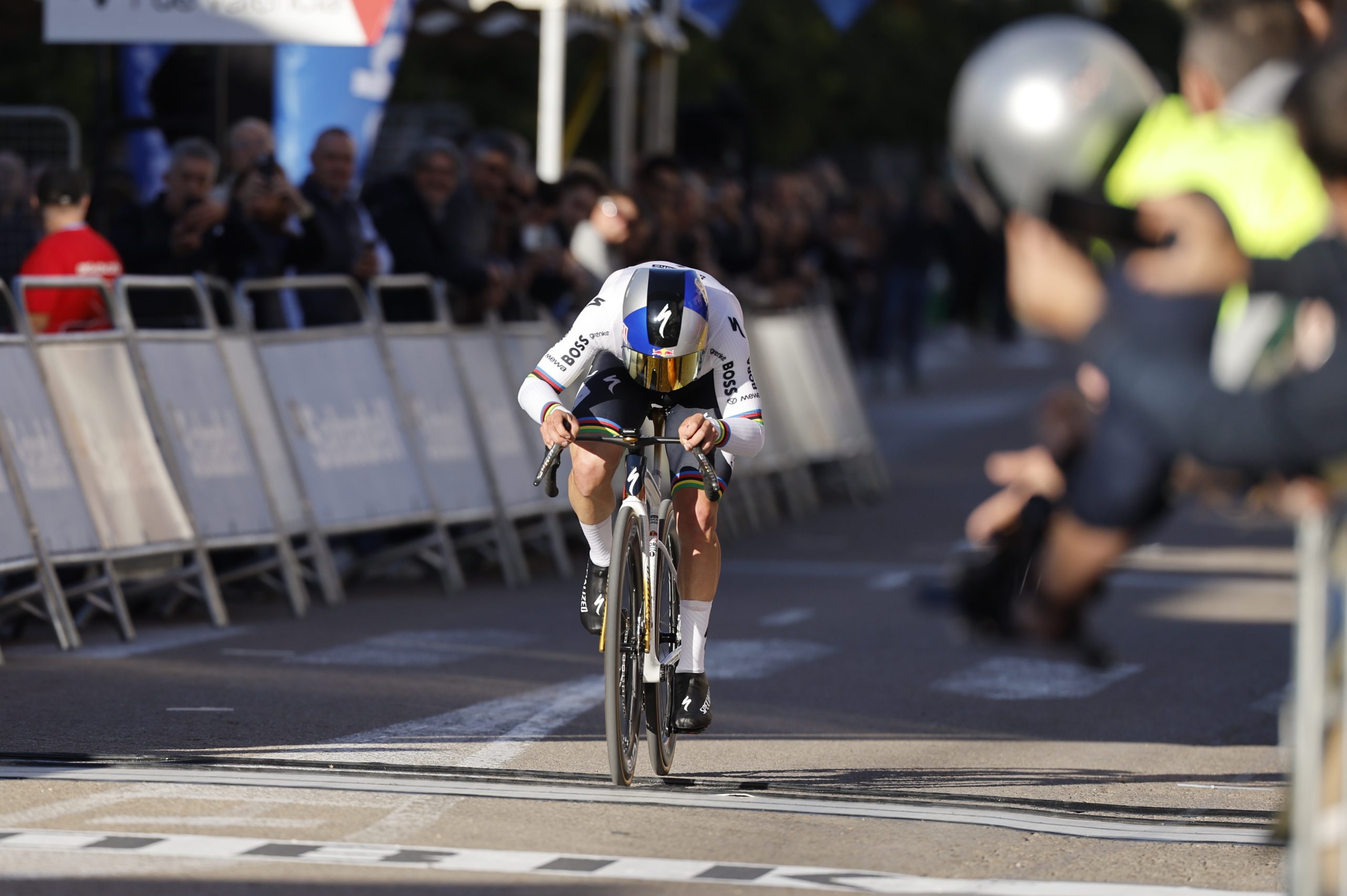 Evenepoel desafía al viento y se corona en una crono con sabor agridulce