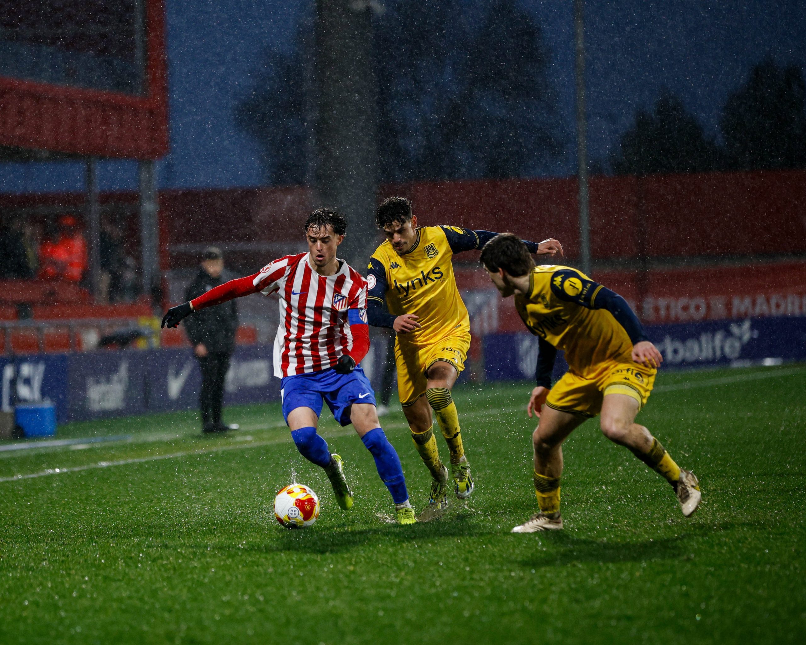 Un Derbi Empapado: El Atlético Madrileño y Alcorcón Sellan un Empate Sin Goles