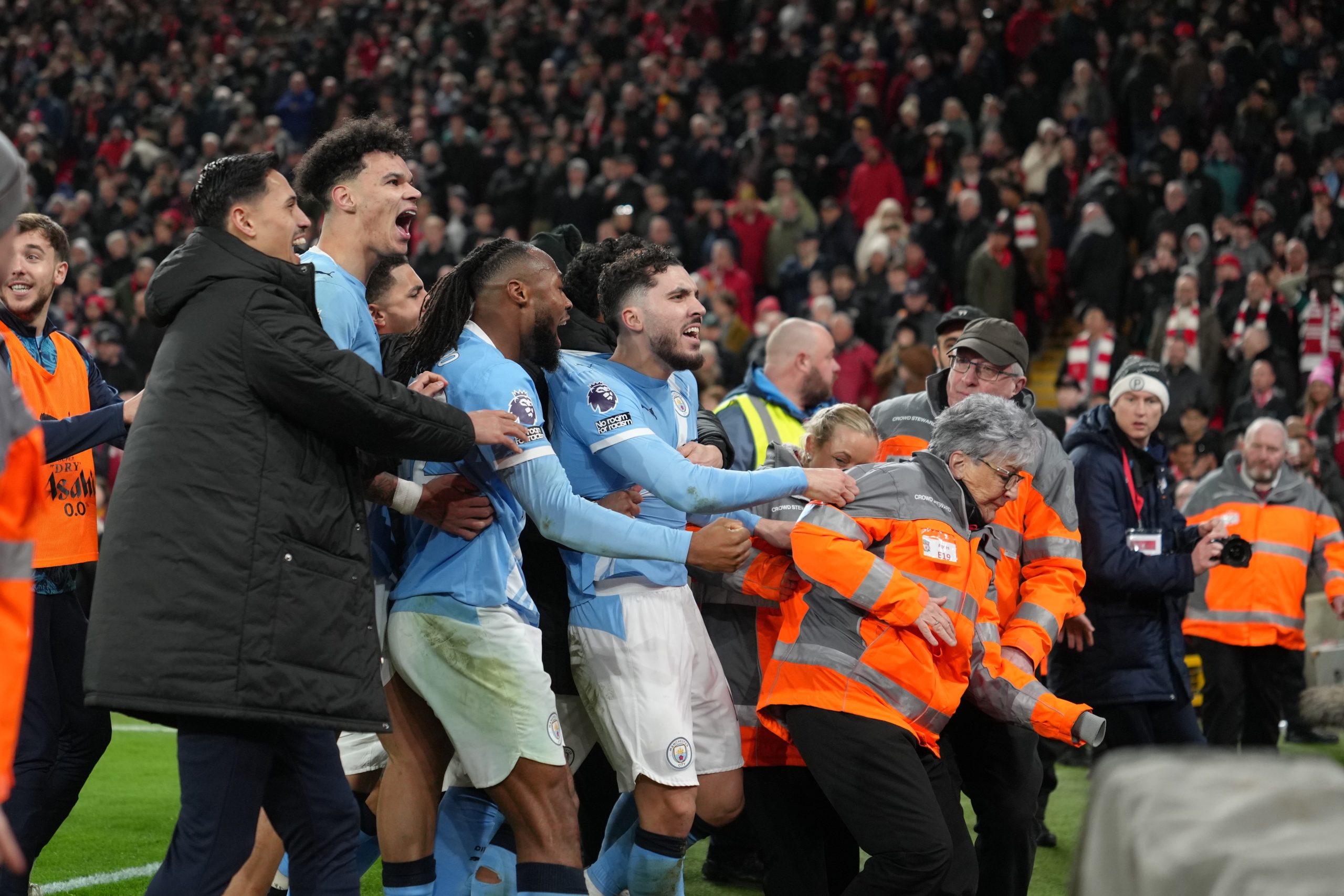 El Manchester City celebra una victoria histórica en Anfield