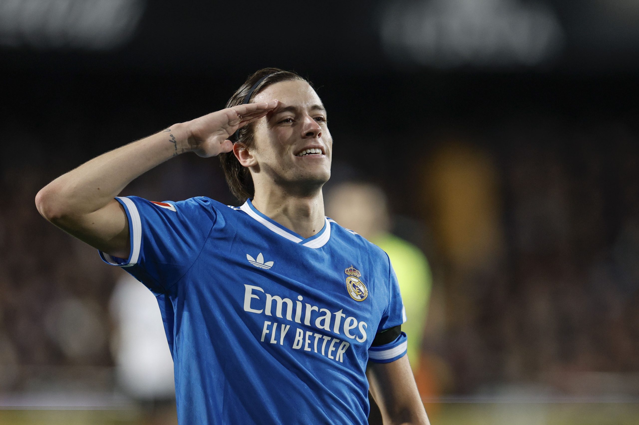 El Real Madrid Tira de Épica (y de un Zaguero) para Superar al Valencia en Mestalla