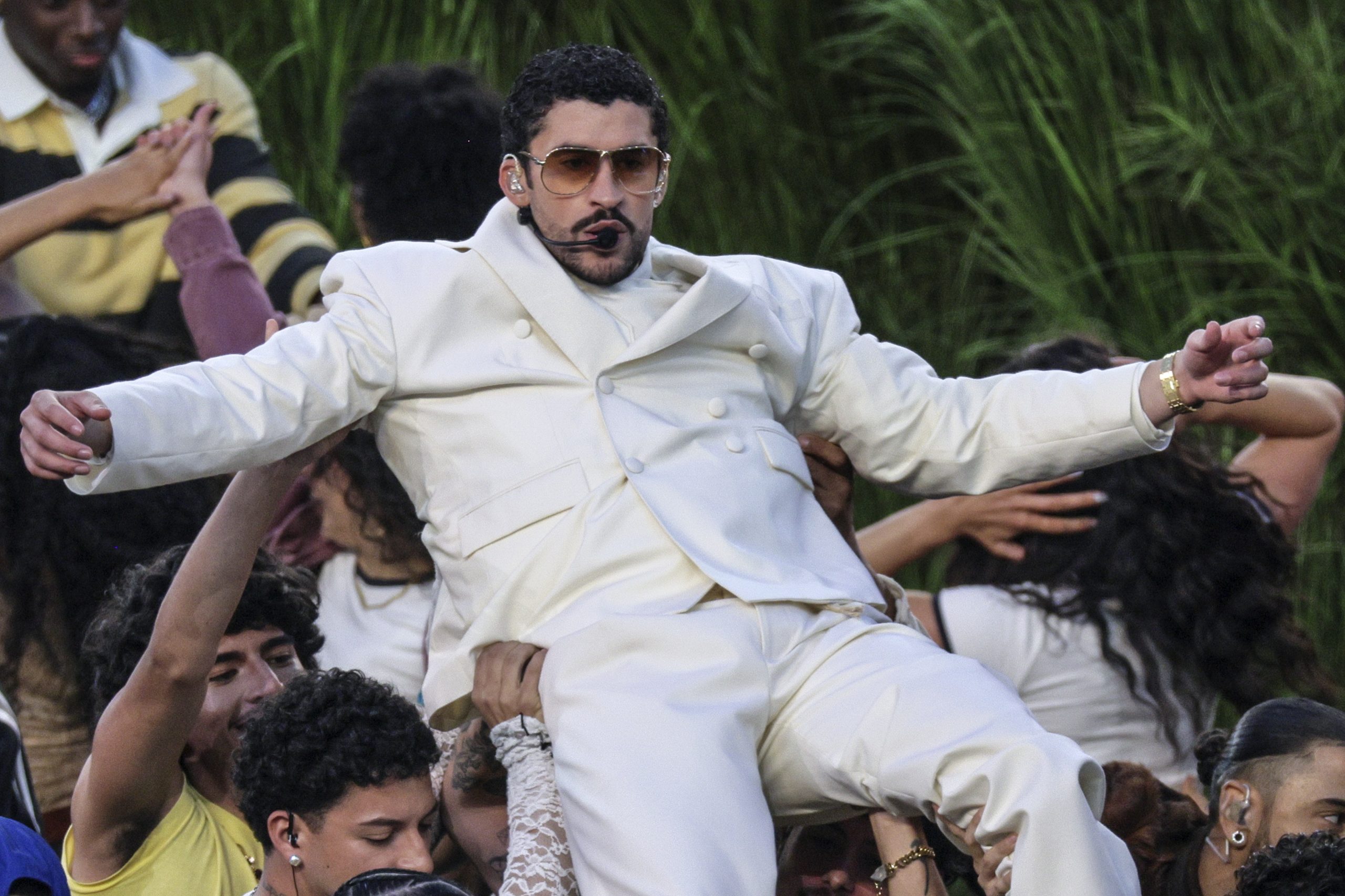 Bad Bunny brilla en la Super Bowl con un look exclusivo de Zara