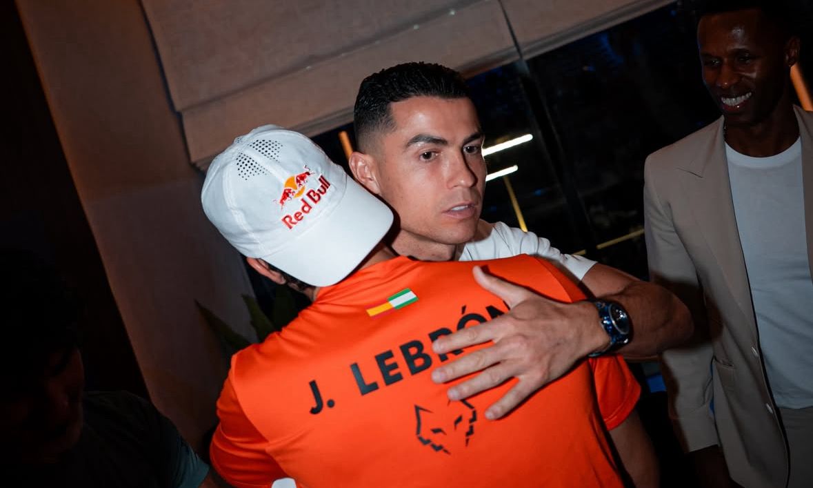 ¡Riad Vibra con el Pádel! Lebrón y Tapia Avanzan, Cristiano Ronaldo en la Grada